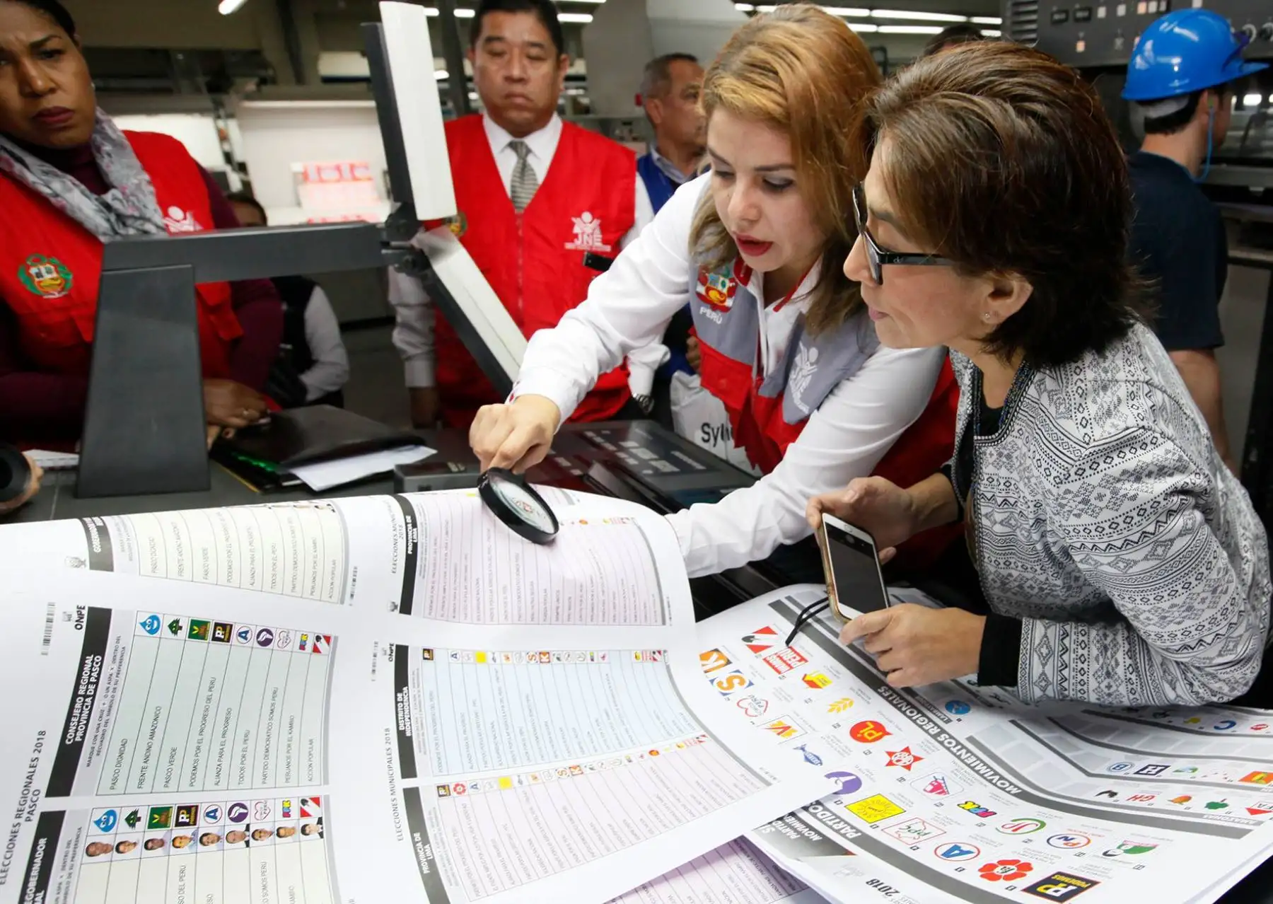 Directora de fiscalización del JNE, Yessica Clavijo, supervisó la prueba de color e impresión de la cédula de  sufragio para estas Elecciones 2018. Foto: ANDINA/JNE