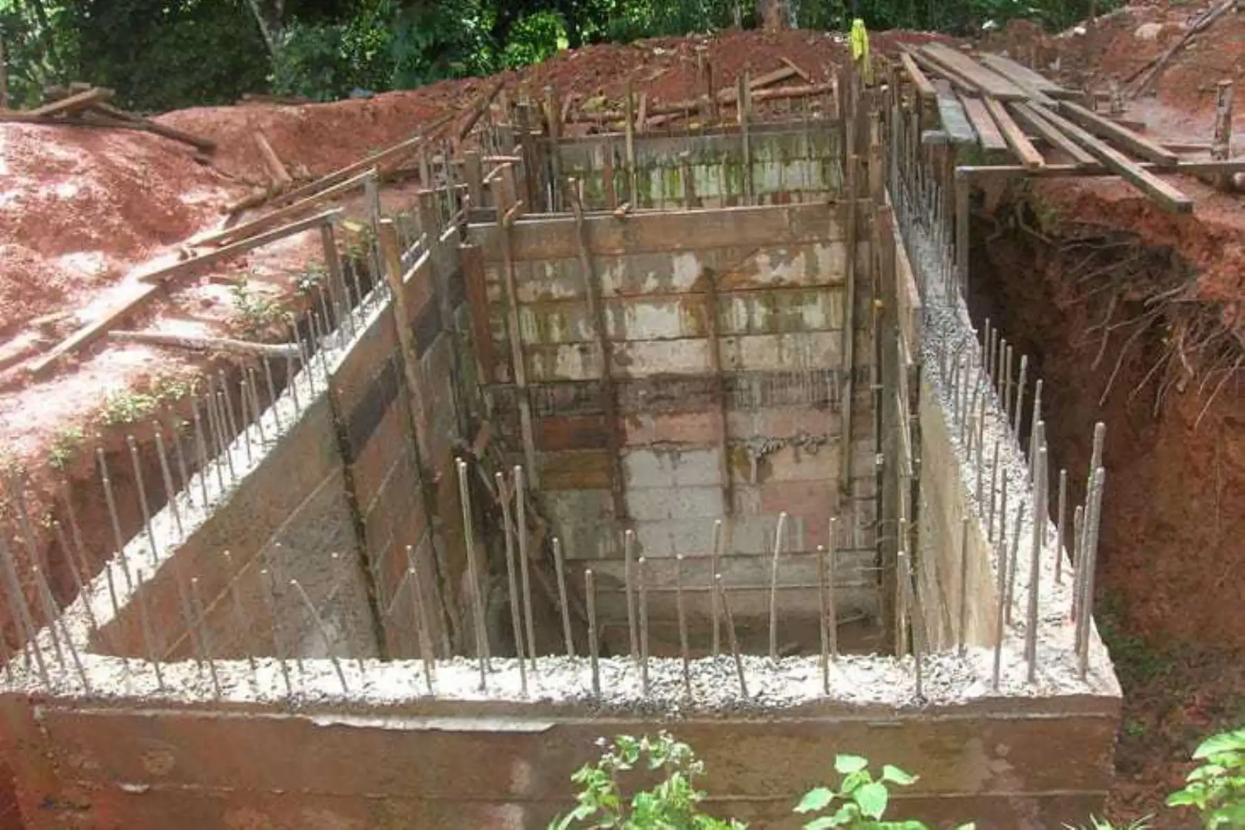 Mediante un informe de Auditoría de Cumplimiento, la Contraloría General de la República determinó un perjuicio económico por más de 2 millones de soles contra la Municipalidad Provincial de Rodríguez de Mendoza, región Amazonas, en una obra de mejoramiento del sistema de agua potable y alcantarillado en el distrito de Omia, e identificó como presuntos responsables a seis funcionarios de la entidad.