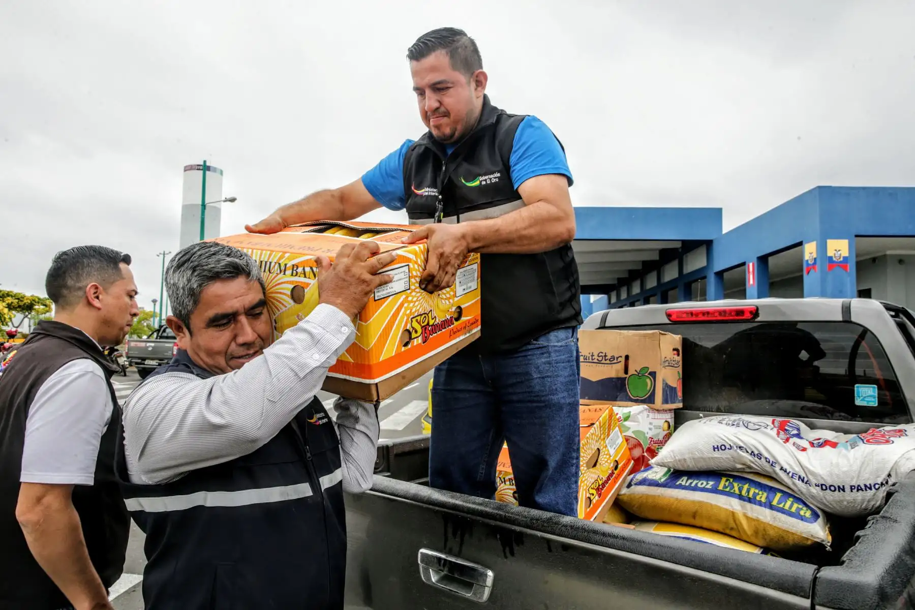 Venezolanos apuran el paso en el Centro Binacional de Atención Fronteriza de Ecuador (CEBAF), ubicado en Huaquillas, a pocas horas de cumplirse el plazo para su libre tránsito en el Perú. Foto: ANDINA/Luis Iparraguirre