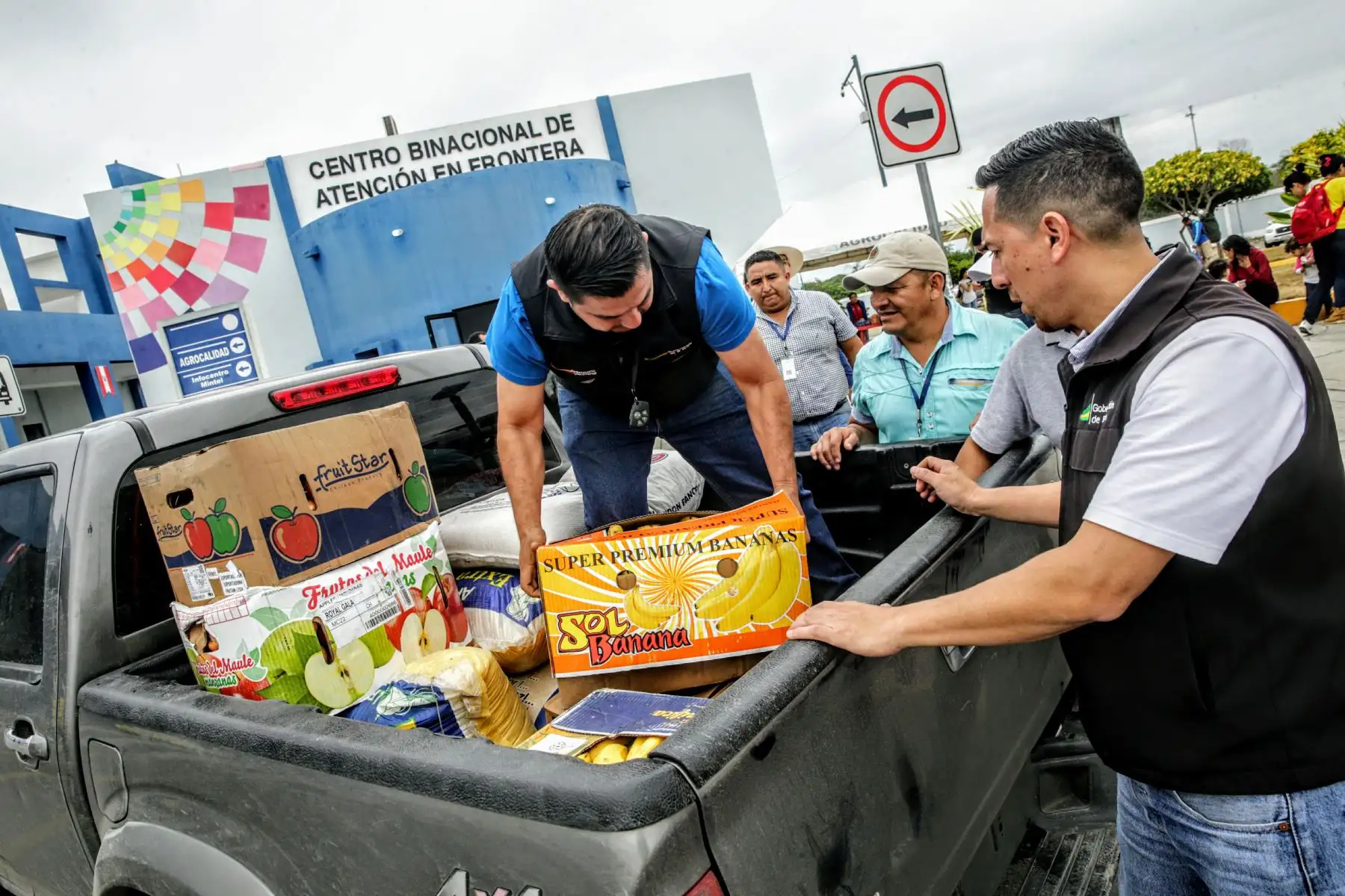 Venezolanos apuran el paso en el Centro Binacional de Atención Fronteriza de Ecuador (CEBAF), ubicado en Huaquillas, a pocas horas de cumplirse el plazo para su libre tránsito en el Perú. Foto: ANDINA/Luis Iparraguirre