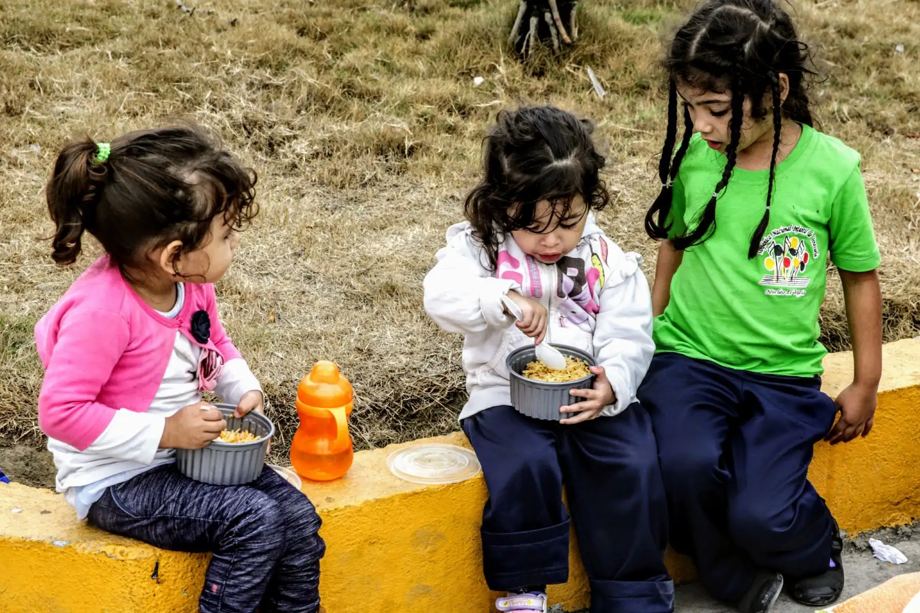 Venezolanos apuran el paso en el Centro Binacional de Atención Fronteriza de Ecuador (CEBAF), ubicado en Huaquillas, a pocas horas de cumplirse el plazo para su libre tránsito en el Perú. Foto: ANDINA/Luis Iparraguirre