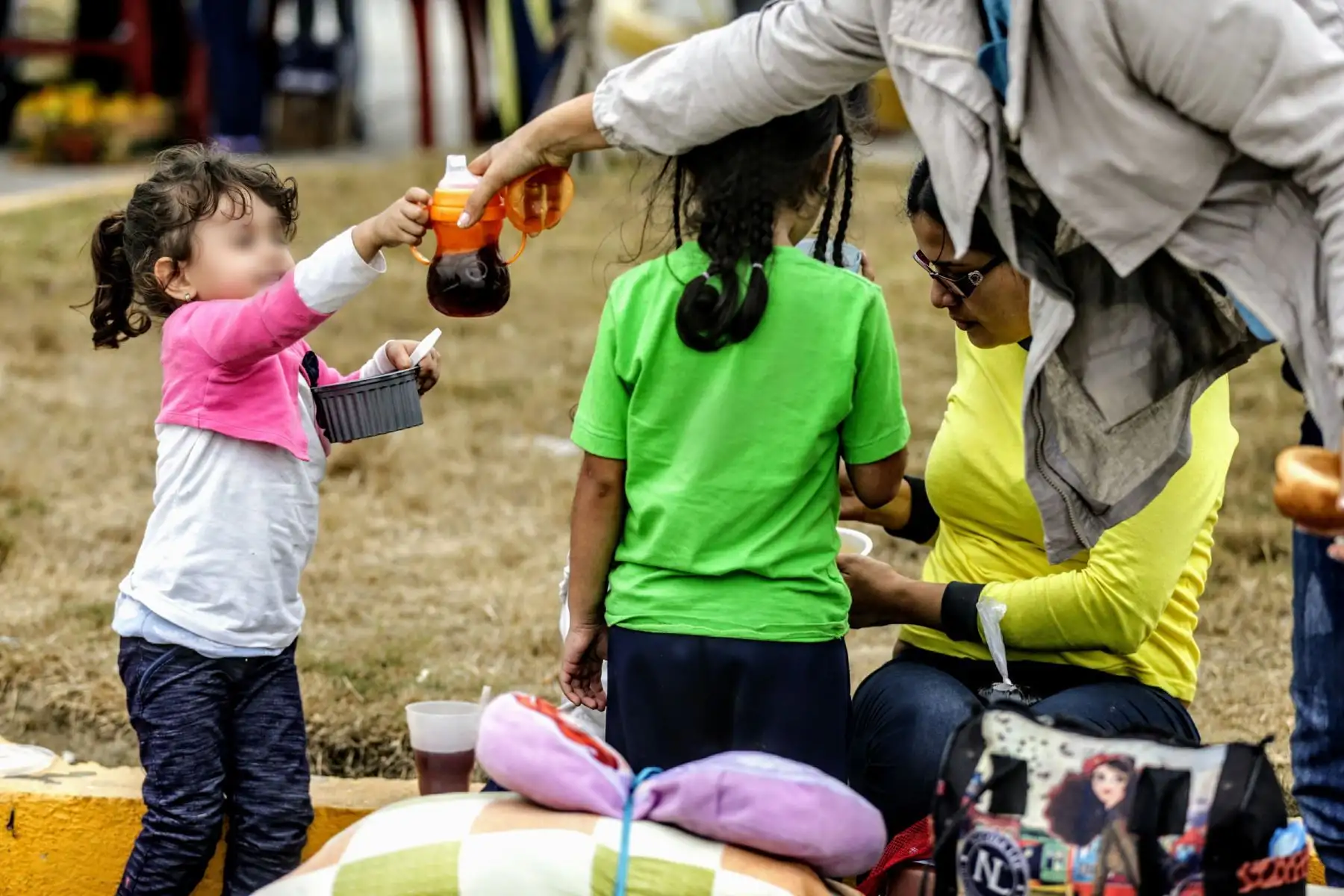 Venezolanos apuran el paso en el Centro Binacional de Atención Fronteriza de Ecuador (CEBAF), ubicado en Huaquillas, a pocas horas de cumplirse el plazo para su libre tránsito en el Perú. Foto: ANDINA/Luis Iparraguirre