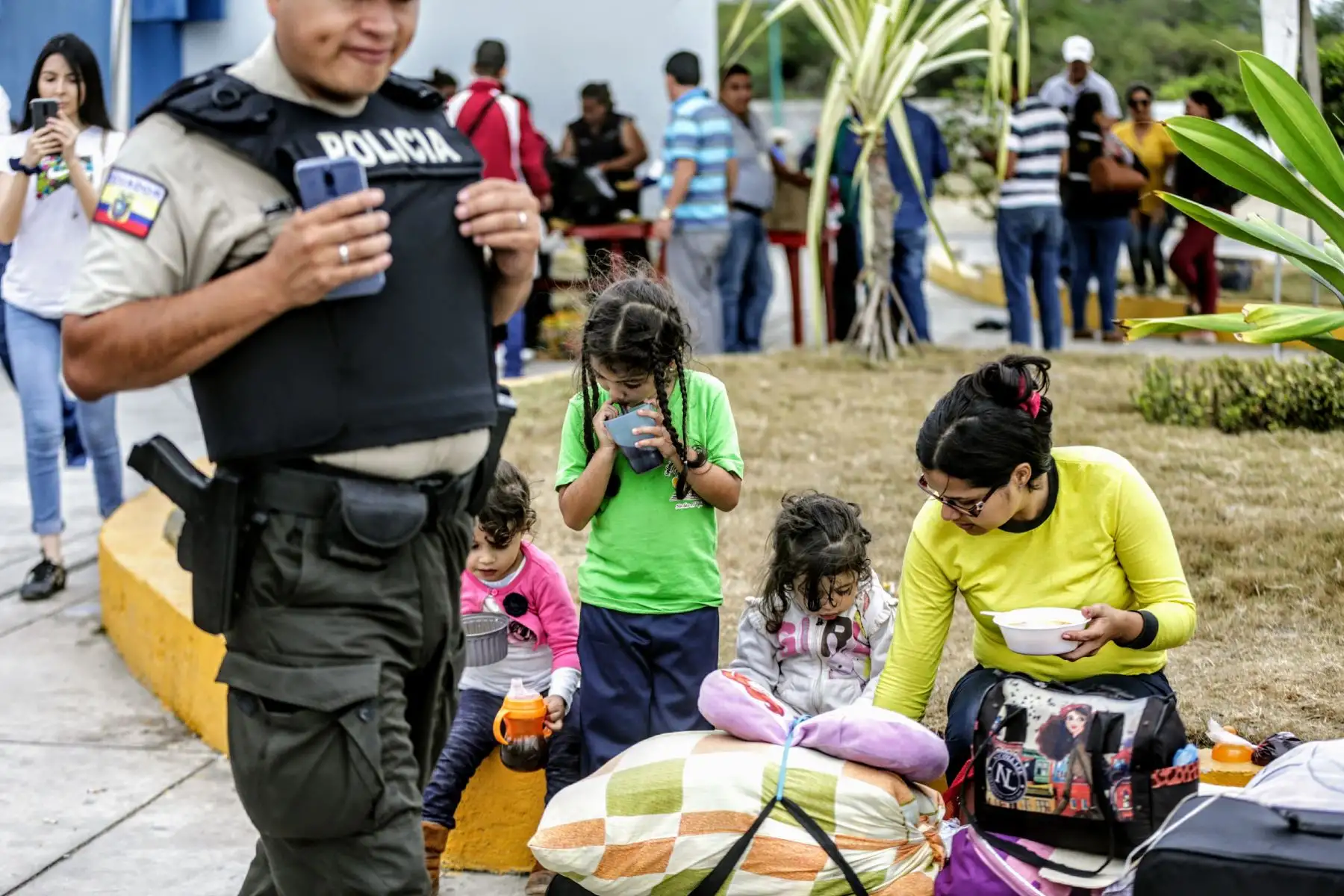 Venezolanos apuran el paso en el Centro Binacional de Atención Fronteriza de Ecuador (CEBAF), ubicado en Huaquillas, a pocas horas de cumplirse el plazo para su libre tránsito en el Perú. Foto: ANDINA/Luis Iparraguirre