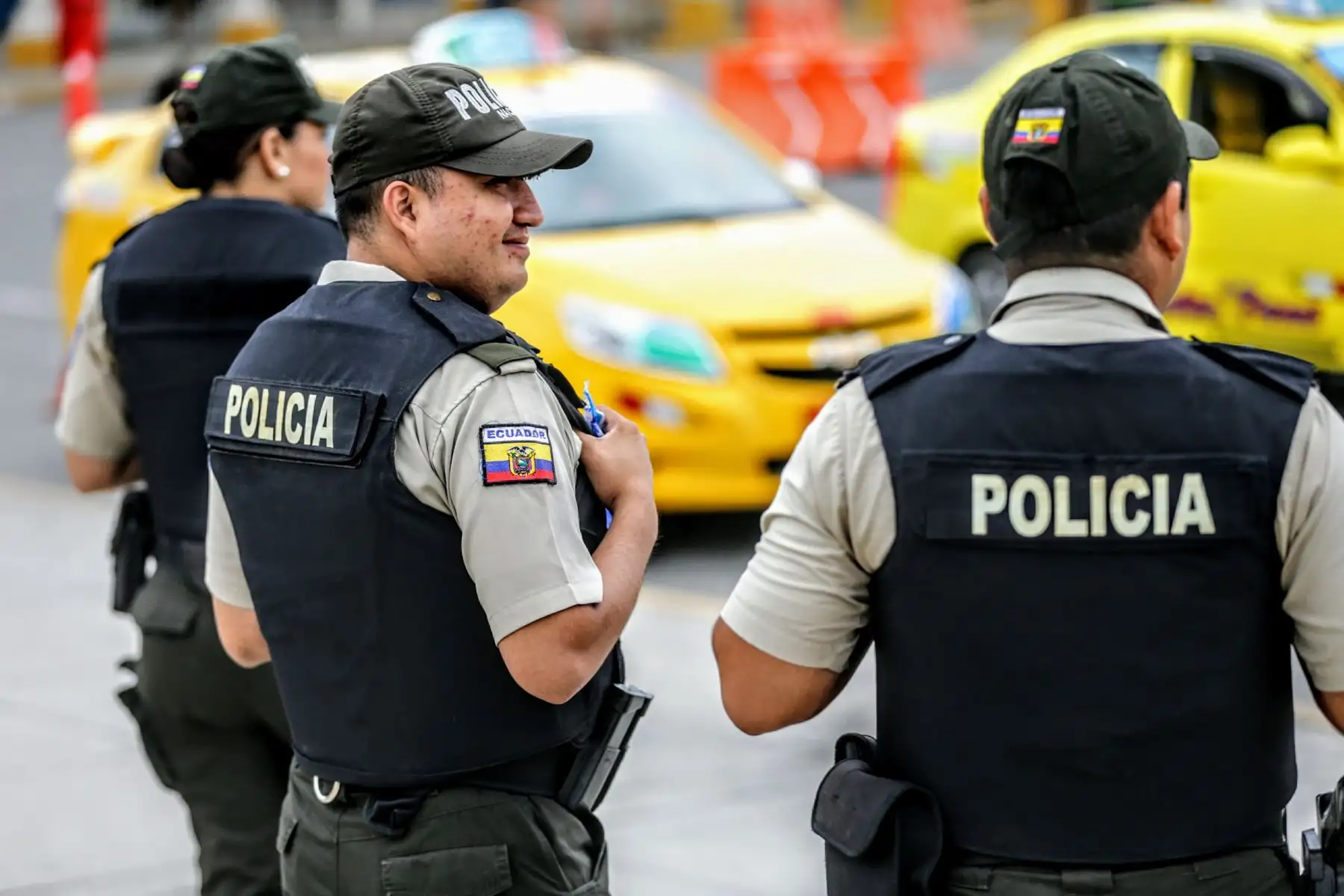 Venezolanos apuran el paso en el Centro Binacional de Atención Fronteriza de Ecuador (CEBAF), ubicado en Huaquillas, a pocas horas de cumplirse el plazo para su libre tránsito en el Perú. Foto: ANDINA/Luis Iparraguirre