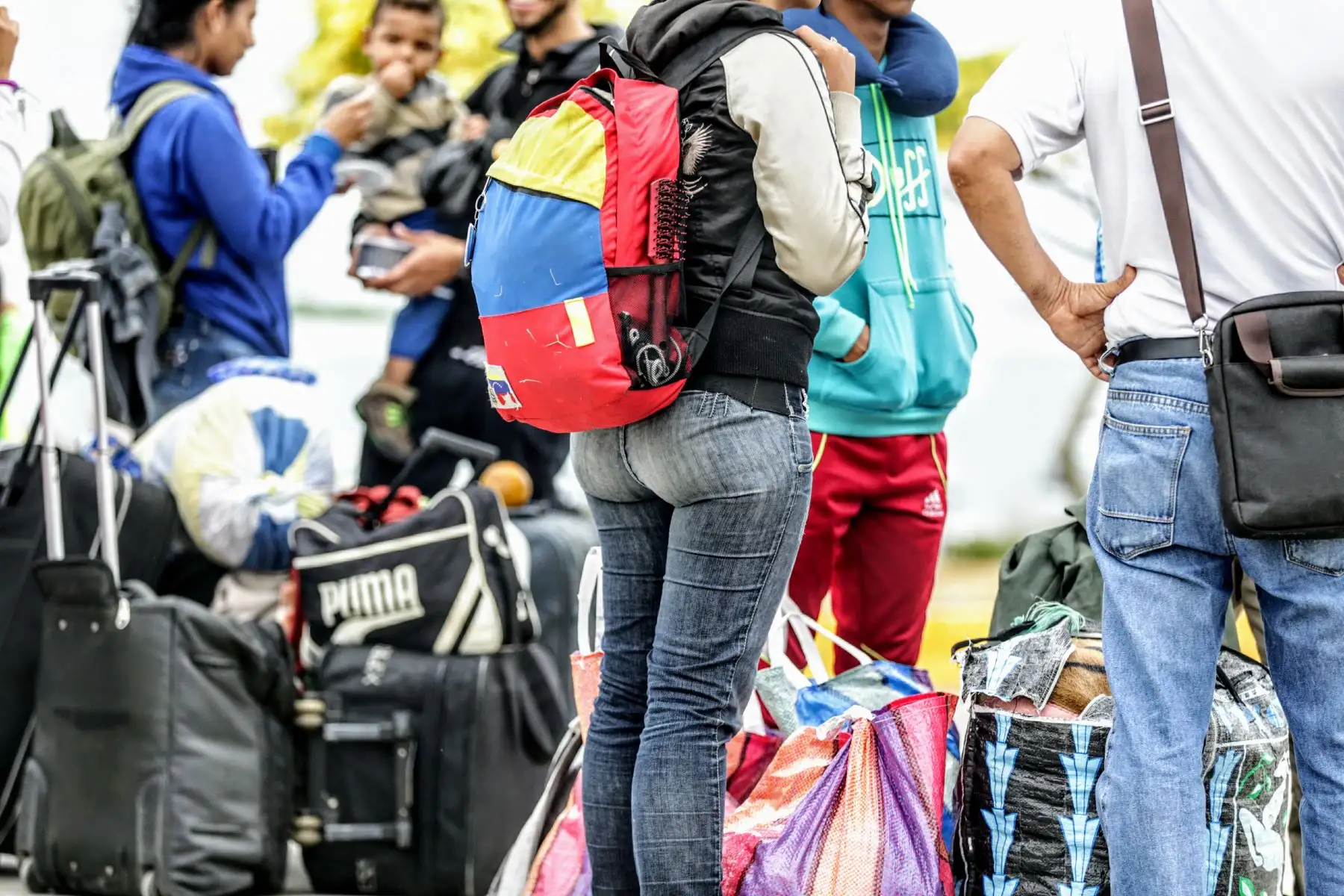 Venezolanos apuran el paso en el Centro Binacional de Atención Fronteriza de Ecuador (CEBAF), ubicado en Huaquillas, a pocas horas de cumplirse el plazo para su libre tránsito en el Perú. Foto: ANDINA/Luis Iparraguirre