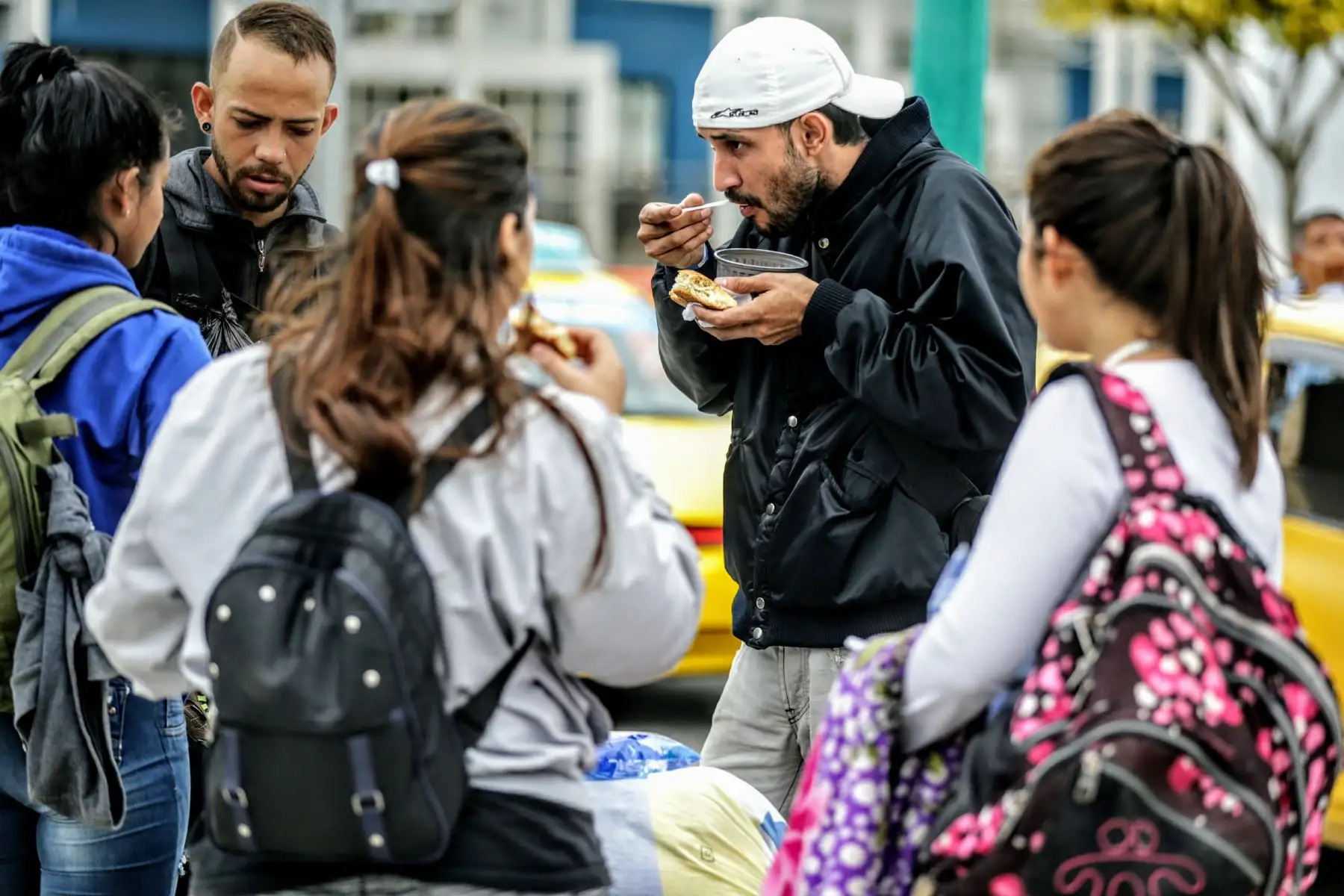 Venezolanos apuran el paso en el Centro Binacional de Atención Fronteriza de Ecuador (CEBAF), ubicado en Huaquillas, a pocas horas de cumplirse el plazo para su libre tránsito en el Perú. Foto: ANDINA/Luis Iparraguirre