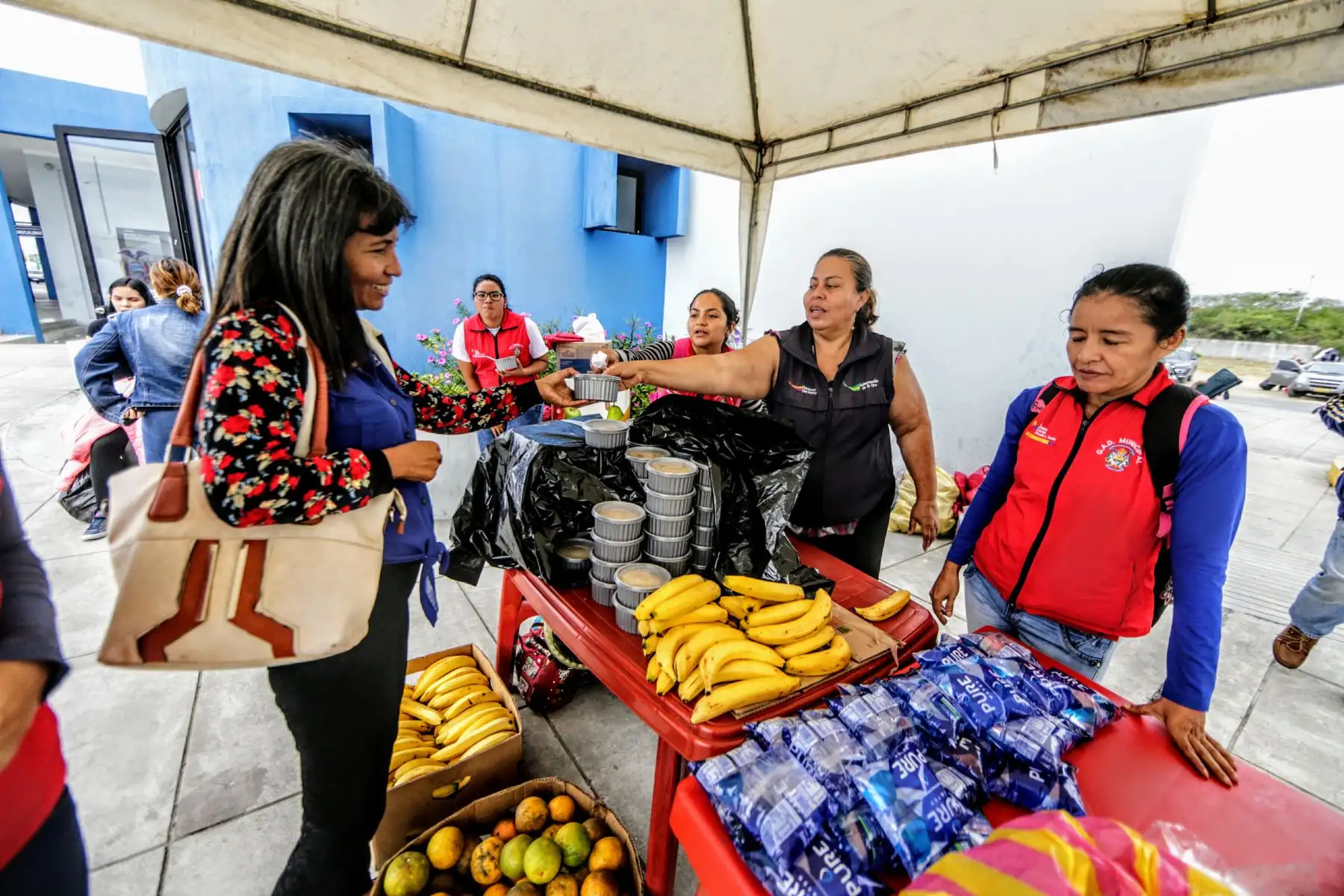 Venezolanos apuran el paso en el Centro Binacional de Atención Fronteriza de Ecuador (CEBAF), ubicado en Huaquillas, a pocas horas de cumplirse el plazo para su libre tránsito en el Perú. Foto: ANDINA/Luis Iparraguirre