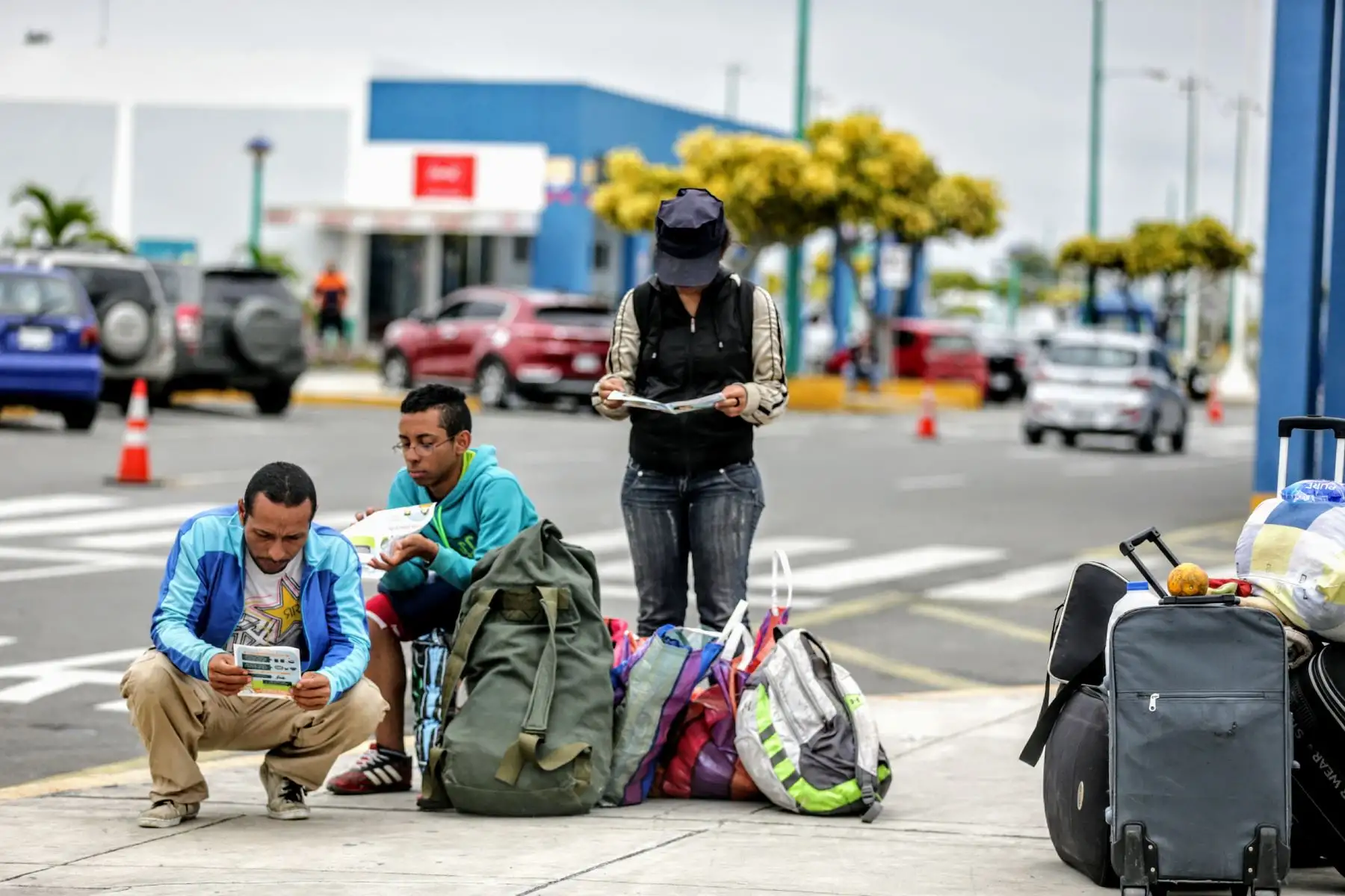Venezolanos apuran el paso en el Centro Binacional de Atención Fronteriza de Ecuador (CEBAF), ubicado en Huaquillas, a pocas horas de cumplirse el plazo para su libre tránsito en el Perú. Foto: ANDINA/Luis Iparraguirre
