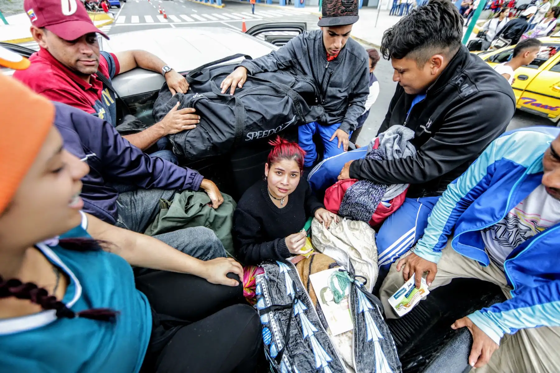 Venezolanos apuran el paso en el Centro Binacional de Atención Fronteriza de Ecuador (CEBAF), ubicado en Huaquillas, a pocas horas de cumplirse el plazo para su libre tránsito en el Perú. Foto: ANDINA/Luis Iparraguirre