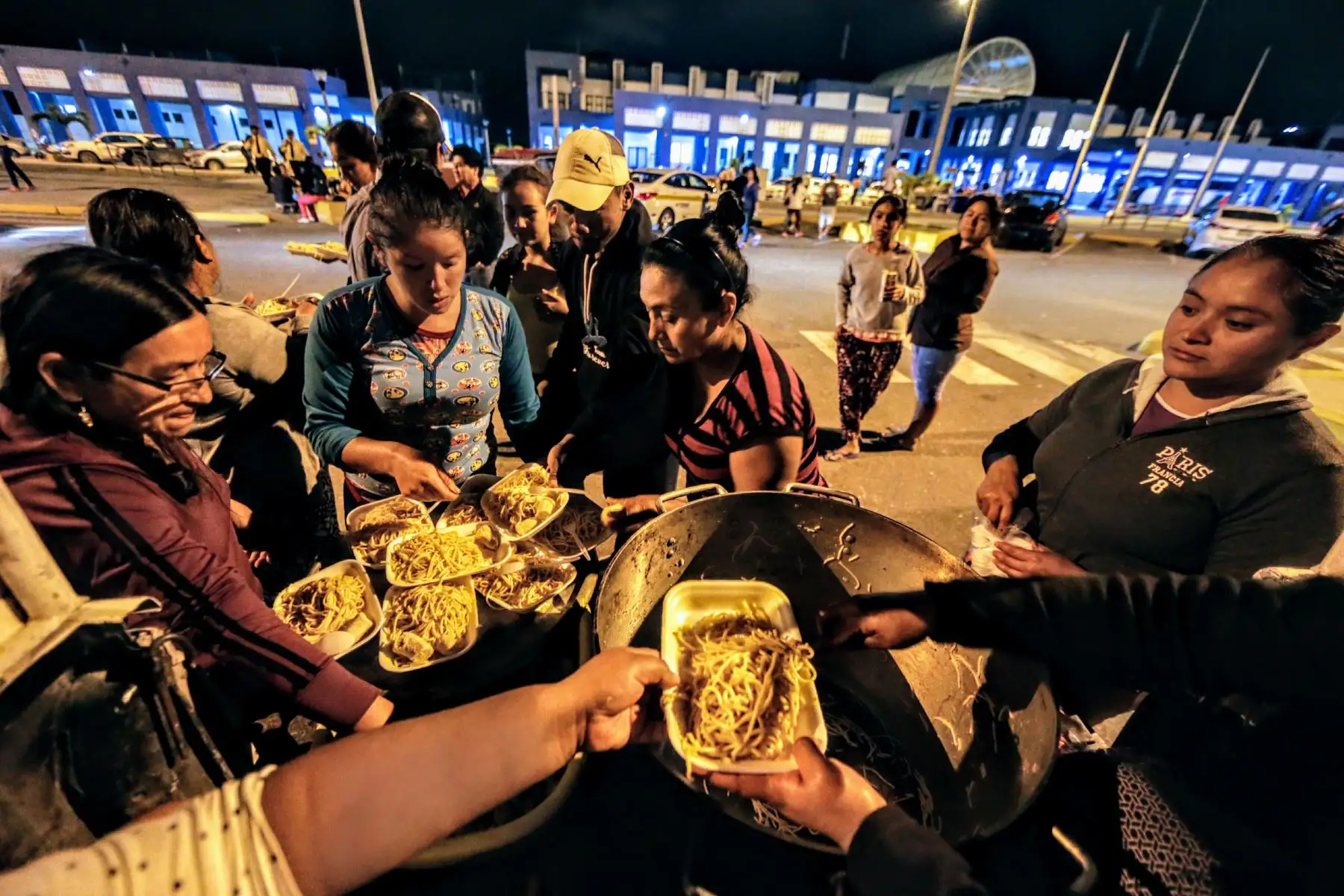 Migrantes venezolanos a la espera del permiso para ingresar a nuestro país, en el Centro Binacional de Atención Fronteriza de Aguas Verdes, Tumbes. Foto: ANDINA/Luis Iparraguirre