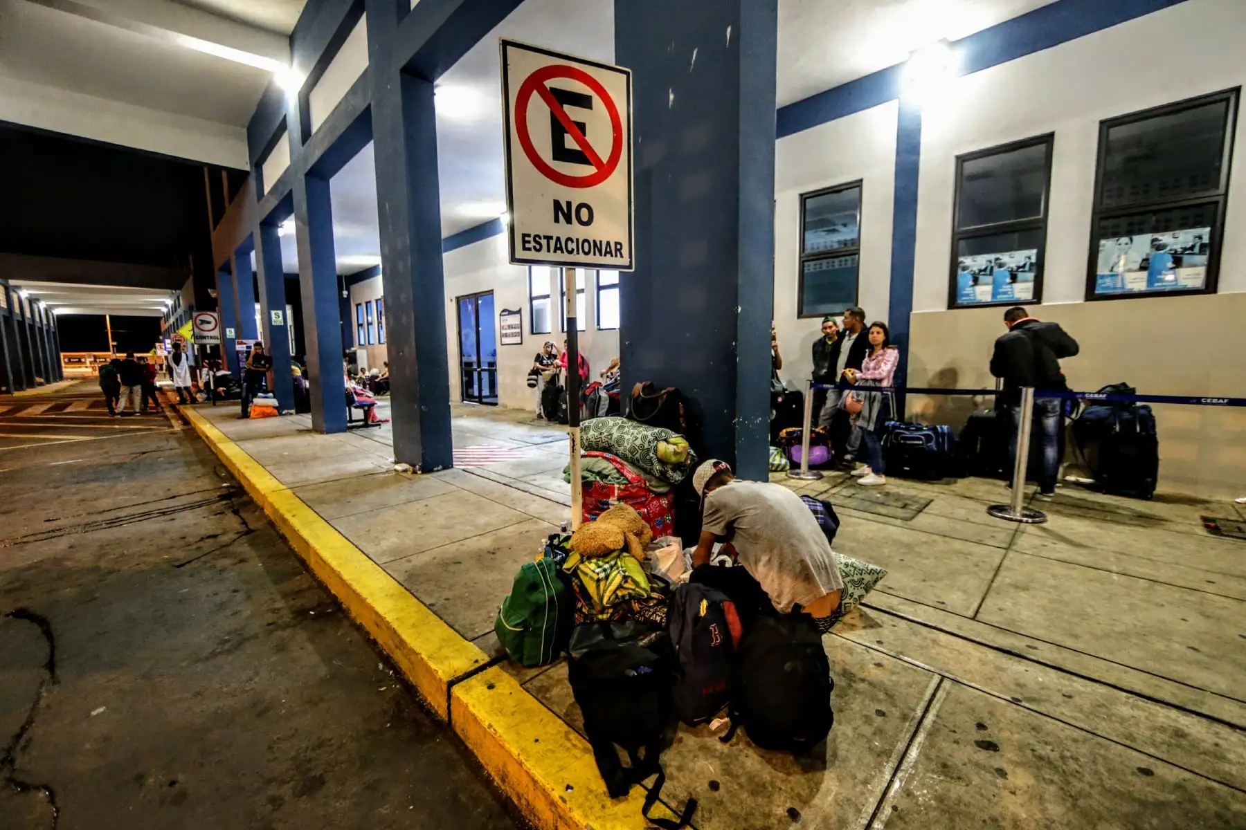 Migrantes venezolanos a la espera del permiso para ingresar a nuestro país, en el Centro Binacional de Atención Fronteriza de Aguas Verdes, Tumbes. Foto: ANDINA/Luis Iparraguirre
