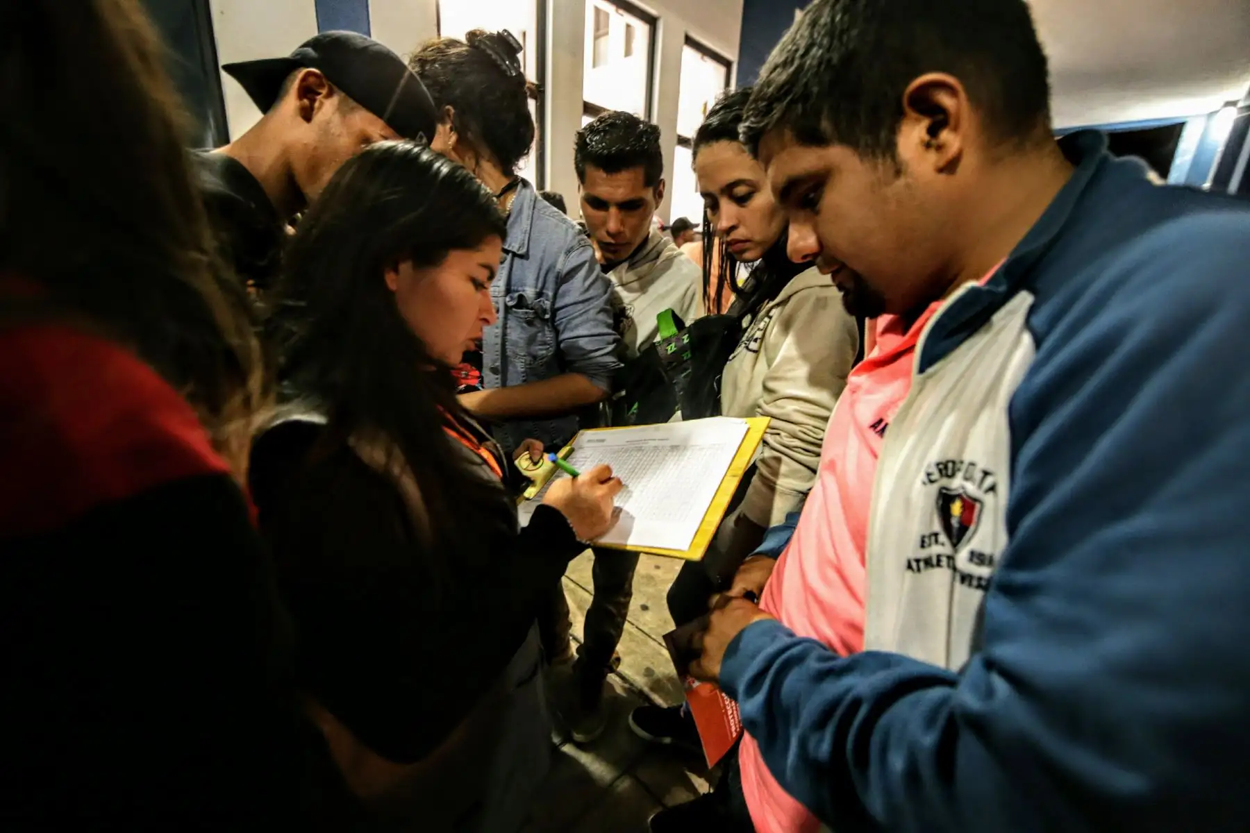 Migrantes venezolanos a la espera del permiso para ingresar a nuestro país, en el Centro Binacional de Atención Fronteriza de Aguas Verdes, Tumbes. Foto: ANDINA/Luis Iparraguirre