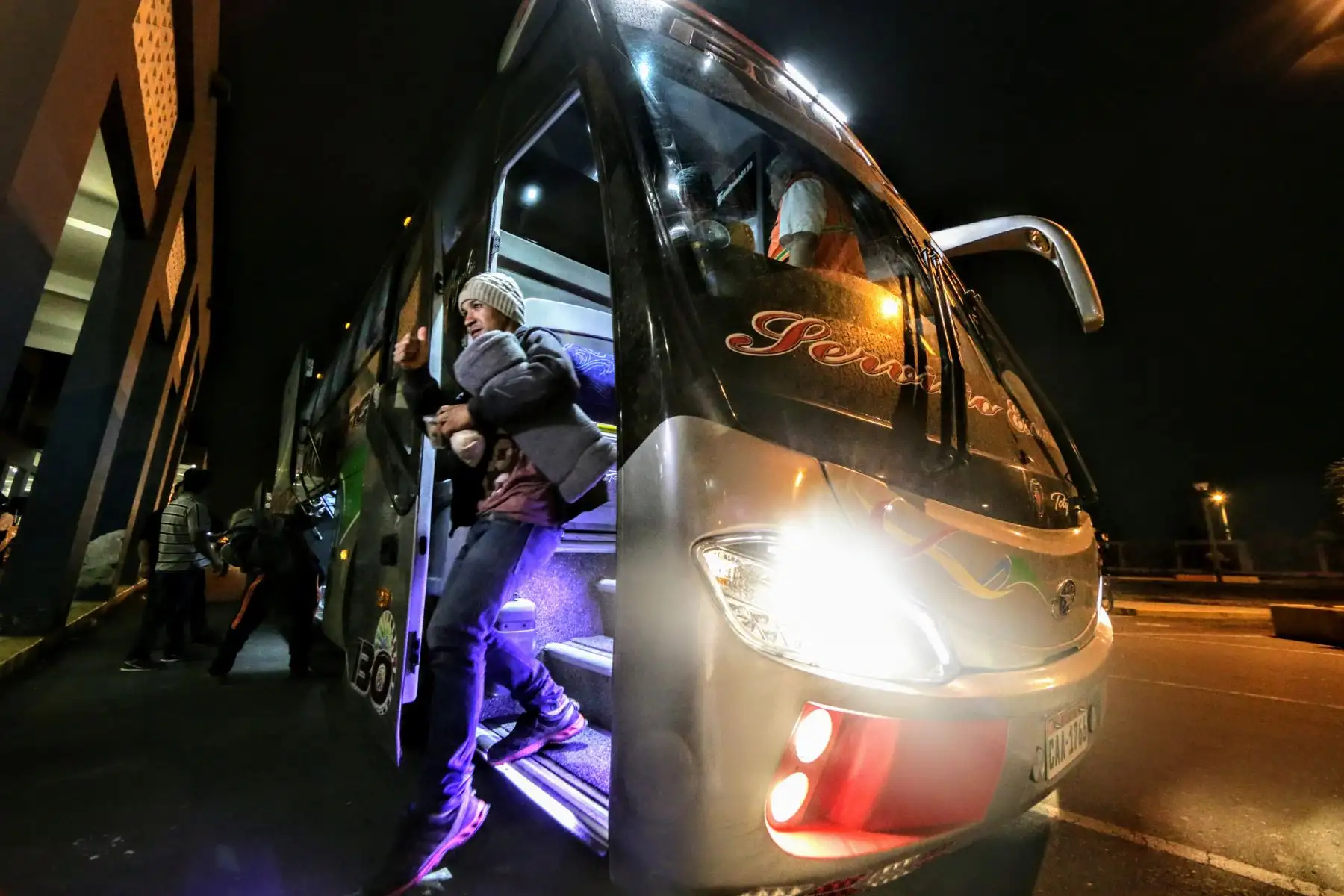 Llegada de los últimos buses que trasladan a venezolanos, minutos antes de el requerimiento de pasaporte obligatorio para su ingreso al Perú. Foto: ANDINA/Luis Iparraguirre