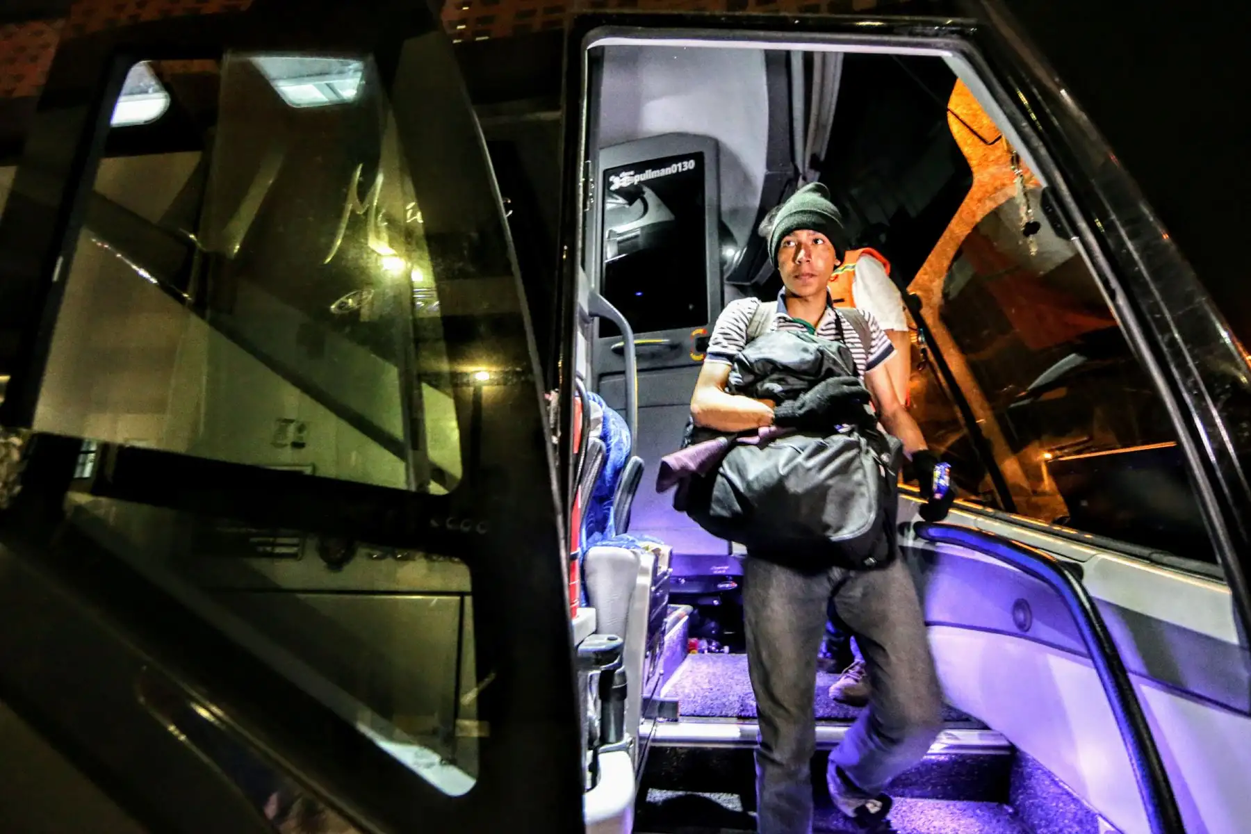 Llegada de los últimos buses que trasladan a venezolanos, minutos antes de el requerimiento de pasaporte obligatorio para su ingreso al Perú. Foto: ANDINA/Luis Iparraguirre