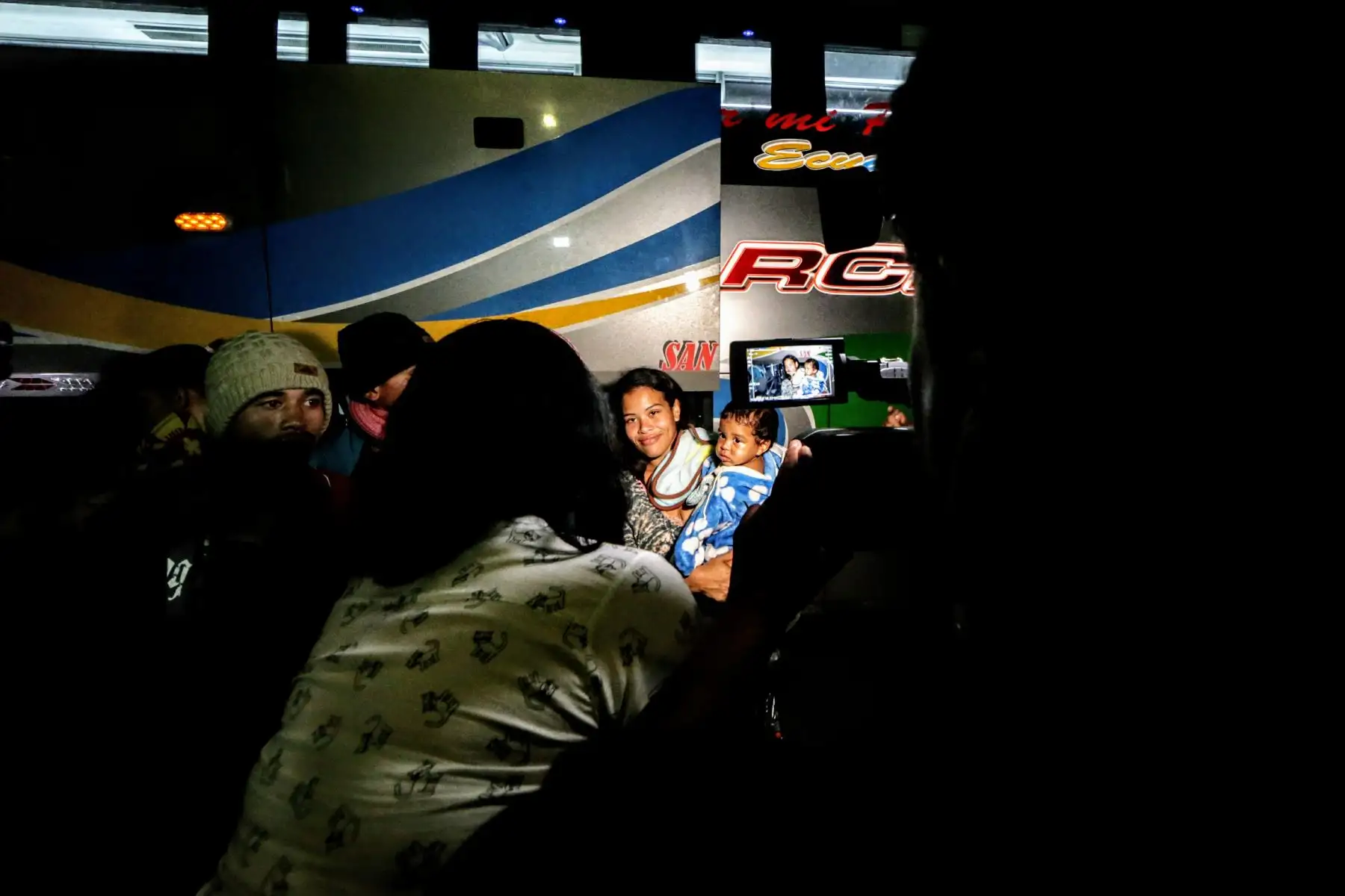 Llegada de los últimos buses que trasladan a venezolanos, minutos antes de el requerimiento de pasaporte obligatorio para su ingreso al Perú. Foto: ANDINA/Luis Iparraguirre