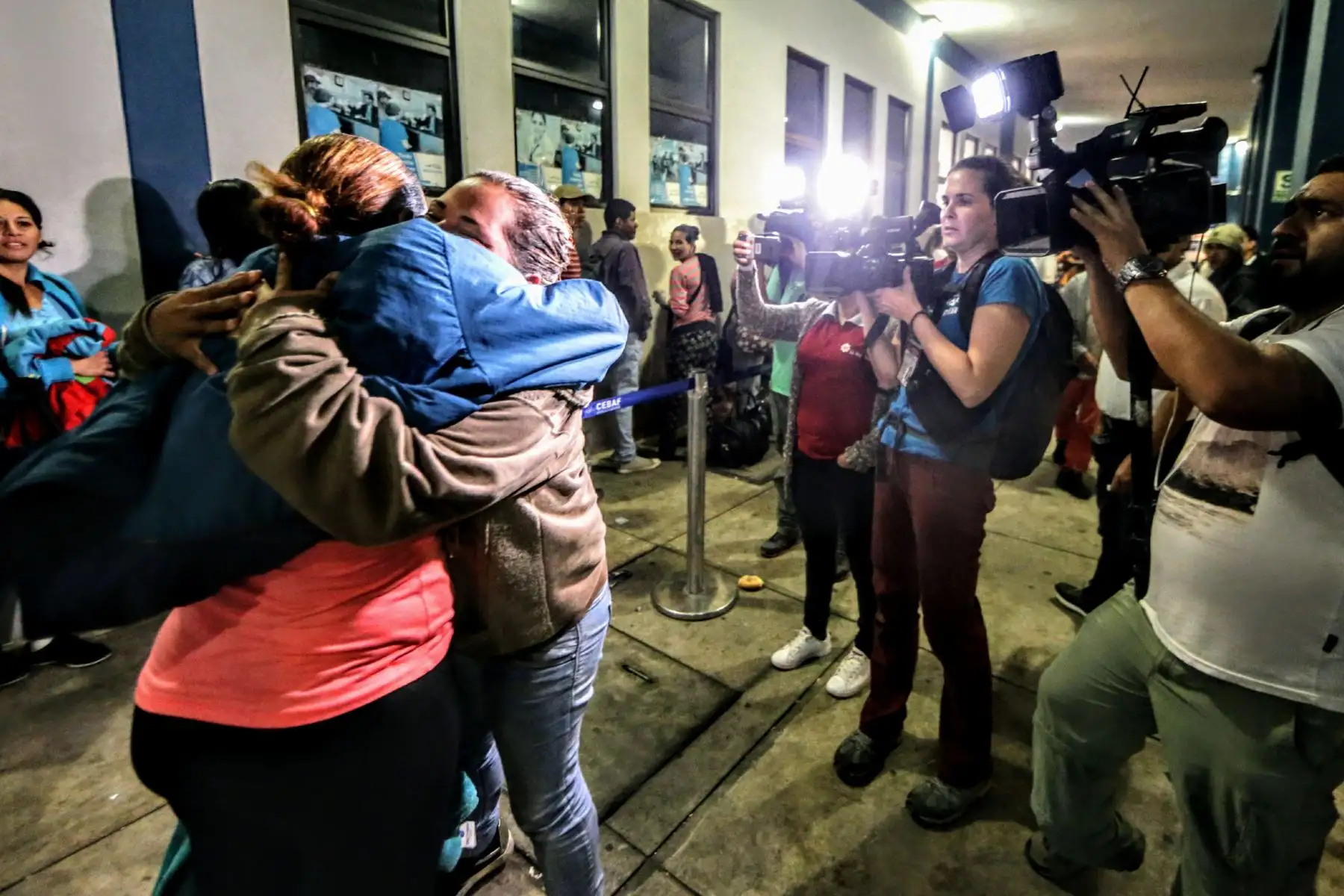 Llegada de los últimos buses que trasladan a venezolanos, minutos antes de el requerimiento de pasaporte obligatorio para su ingreso al Perú. Foto: ANDINA/Luis Iparraguirre