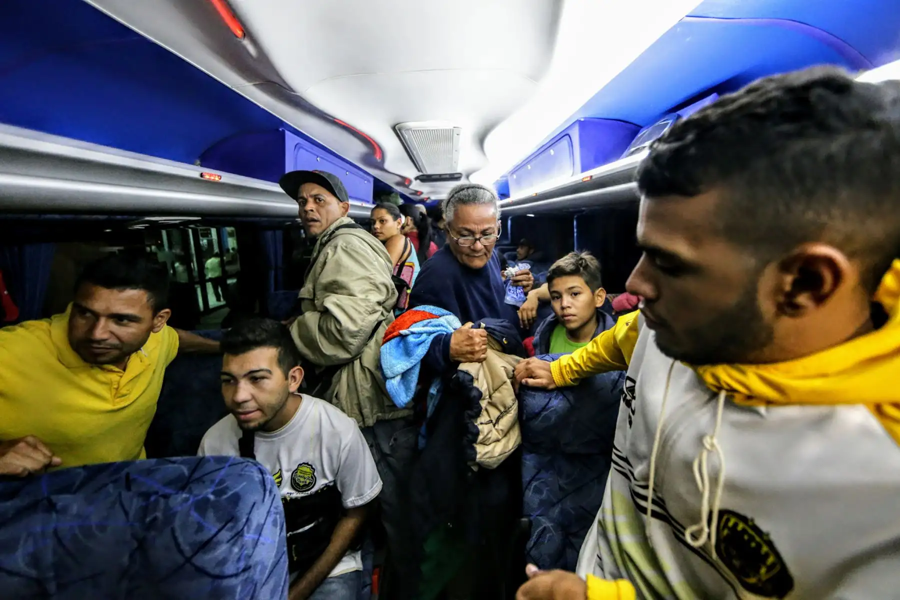 Llegada de los últimos buses que trasladan a venezolanos, minutos antes de el requerimiento de pasaporte obligatorio para su ingreso al Perú. Foto: ANDINA/Luis Iparraguirre