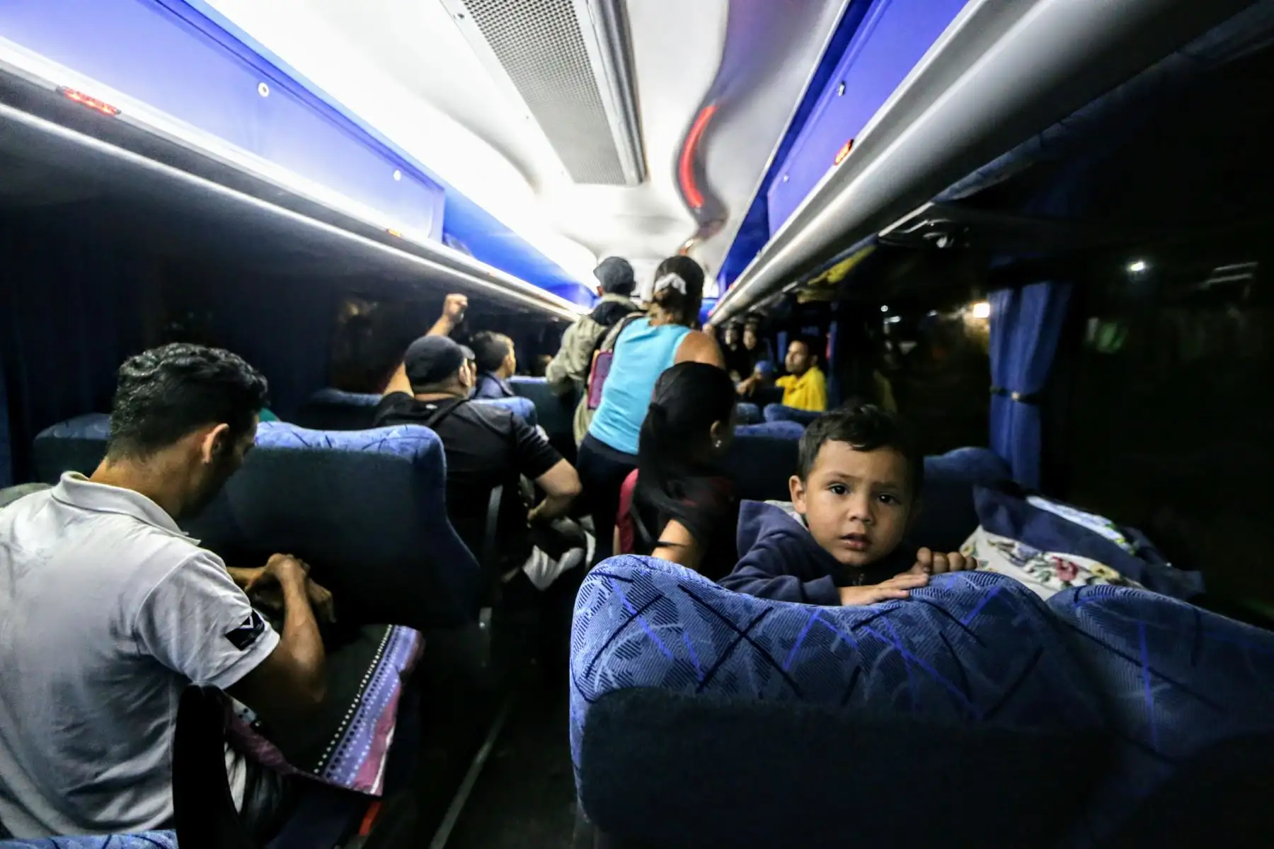 Llegada de los últimos buses que trasladan a venezolanos, minutos antes de el requerimiento de pasaporte obligatorio para su ingreso al Perú. Foto: ANDINA/Luis Iparraguirre