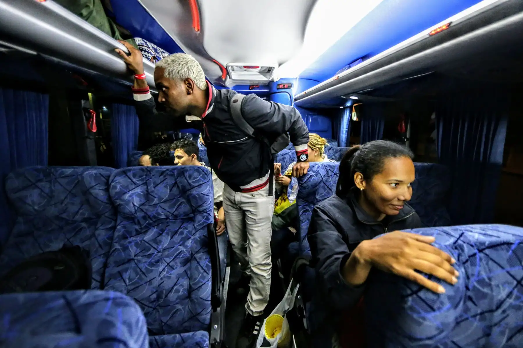 Llegada de los últimos buses que trasladan a venezolanos, minutos antes de el requerimiento de pasaporte obligatorio para su ingreso al Perú. Foto: ANDINA/Luis Iparraguirre