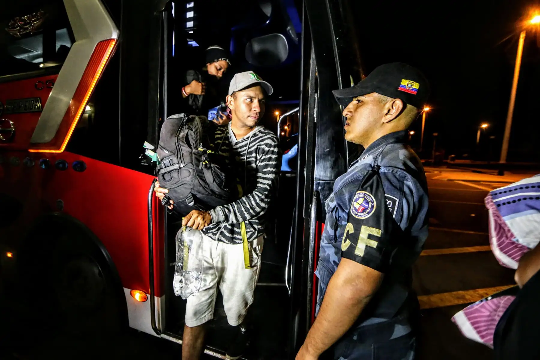 Llegada de los últimos buses que trasladan a venezolanos, minutos antes de el requerimiento de pasaporte obligatorio para su ingreso al Perú. Foto: ANDINA/Luis Iparraguirre