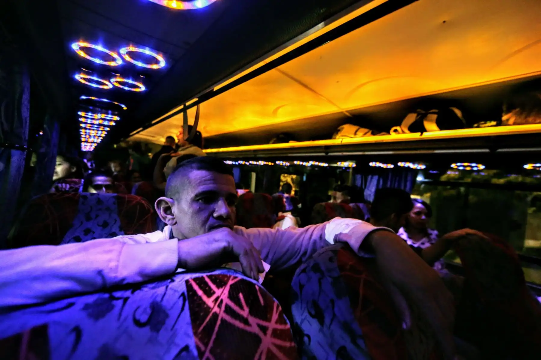 Llegada de los últimos buses que trasladan a venezolanos, minutos antes de el requerimiento de pasaporte obligatorio para su ingreso al Perú. Foto: ANDINA/Luis Iparraguirre