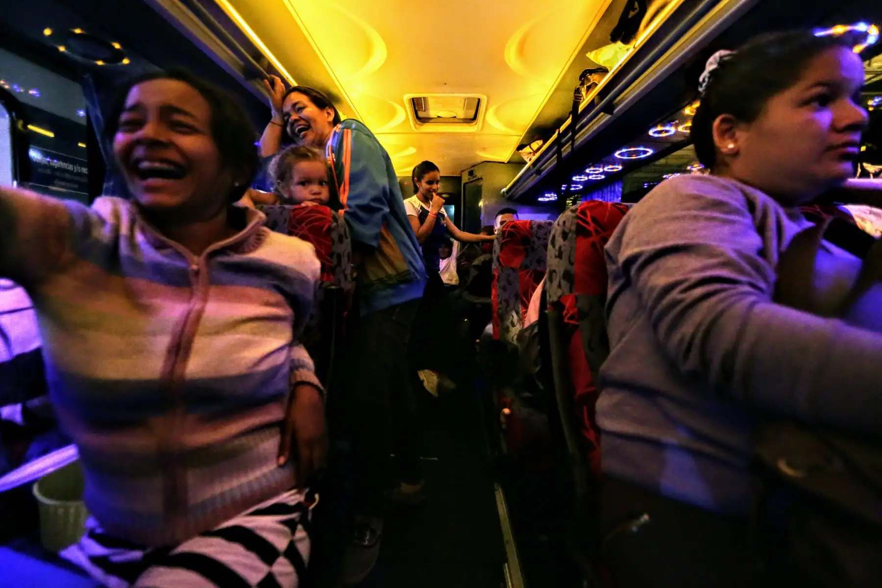 Llegada de los últimos buses que trasladan a venezolanos, minutos antes de el requerimiento de pasaporte obligatorio para su ingreso al Perú. Foto: ANDINA/Luis Iparraguirre
