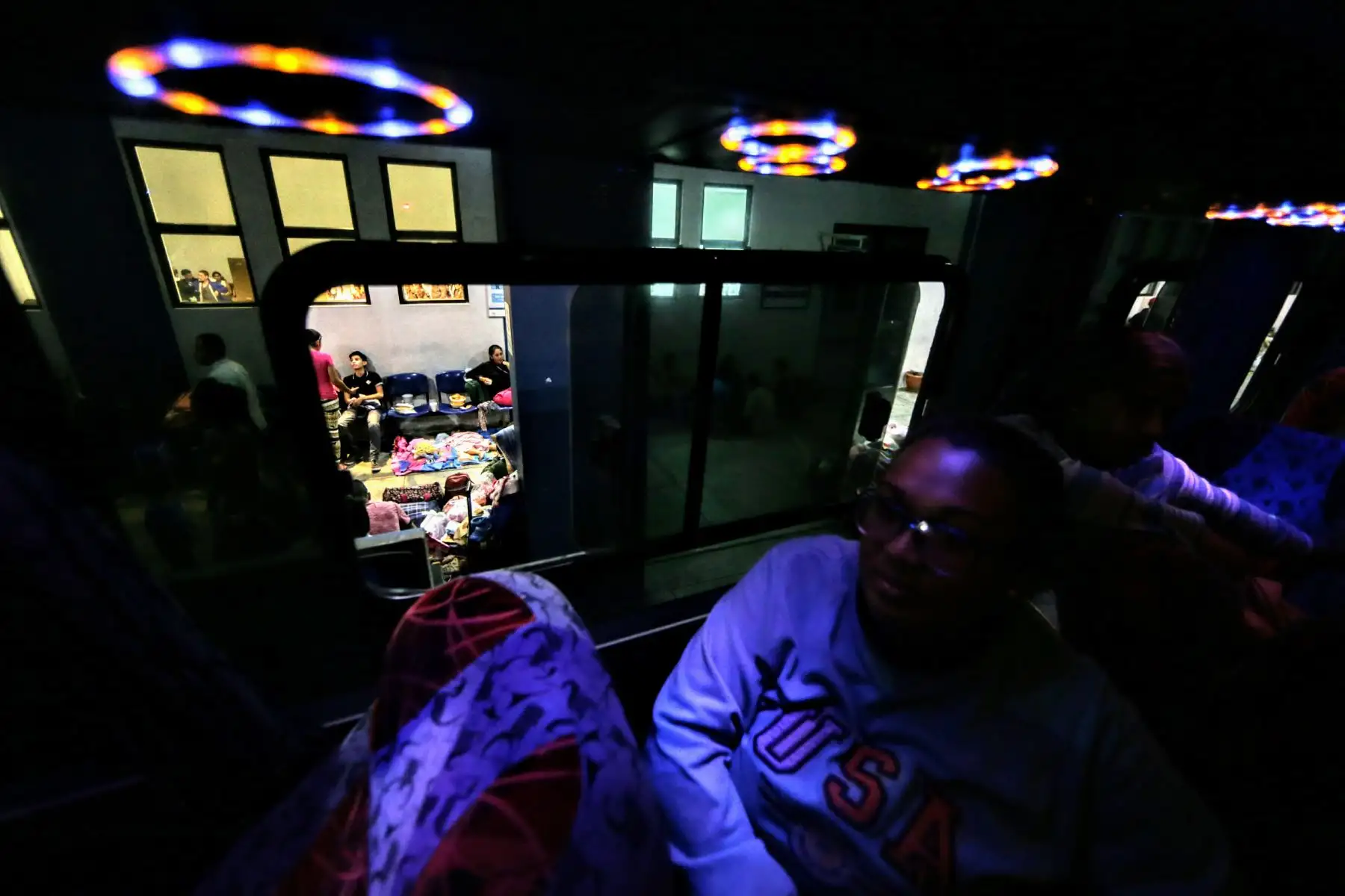 Llegada de los últimos buses que trasladan a venezolanos, minutos antes de el requerimiento de pasaporte obligatorio para su ingreso al Perú. Foto: ANDINA/Luis Iparraguirre