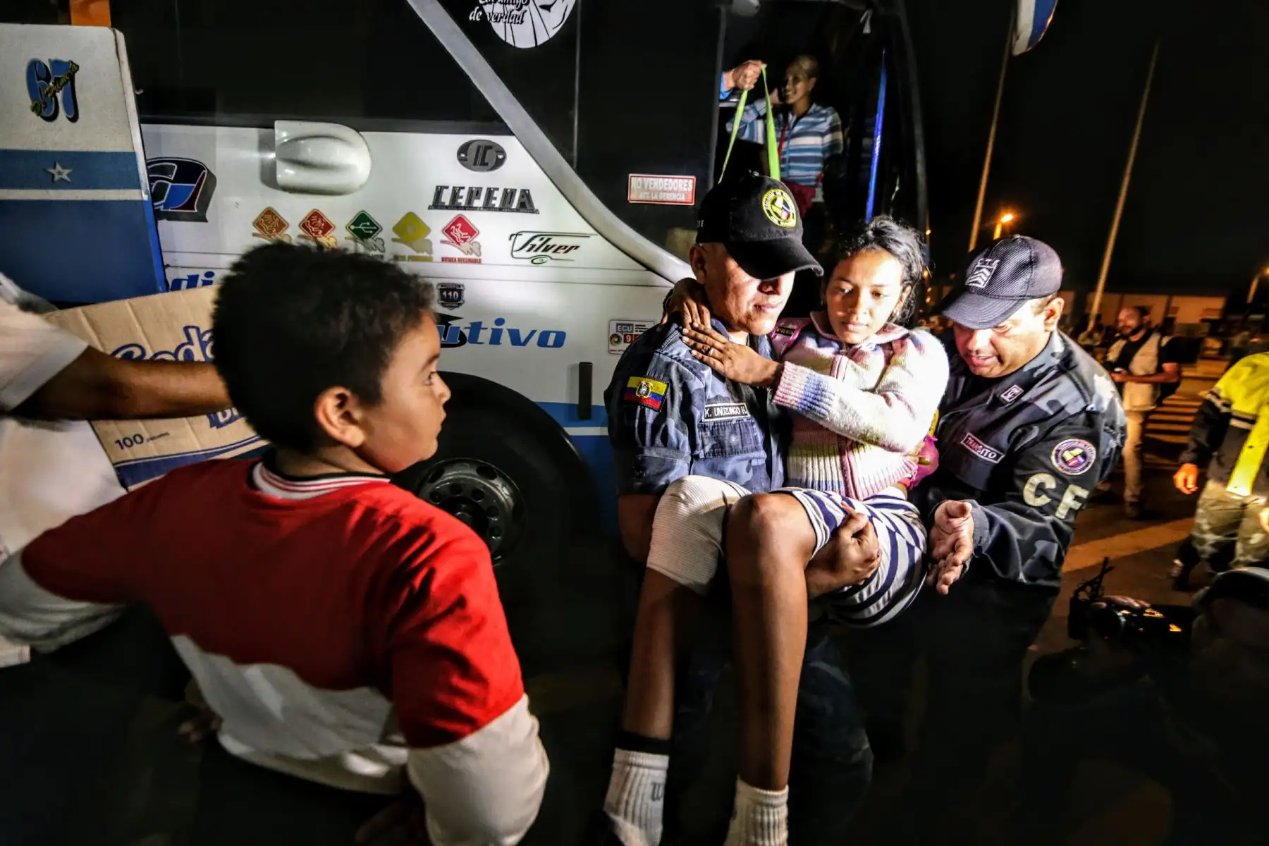 Llegada de los últimos buses que trasladan a venezolanos, minutos antes de el requerimiento de pasaporte obligatorio para su ingreso al Perú. Foto: ANDINA/Luis Iparraguirre