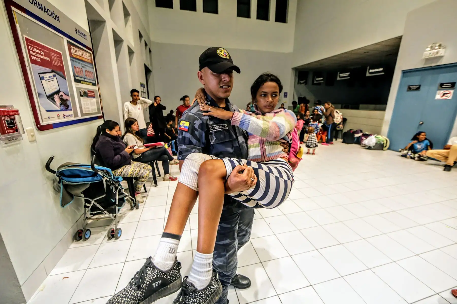 Llegada de los últimos buses que trasladan a venezolanos, minutos antes de el requerimiento de pasaporte obligatorio para su ingreso al Perú. Foto: ANDINA/Luis Iparraguirre
