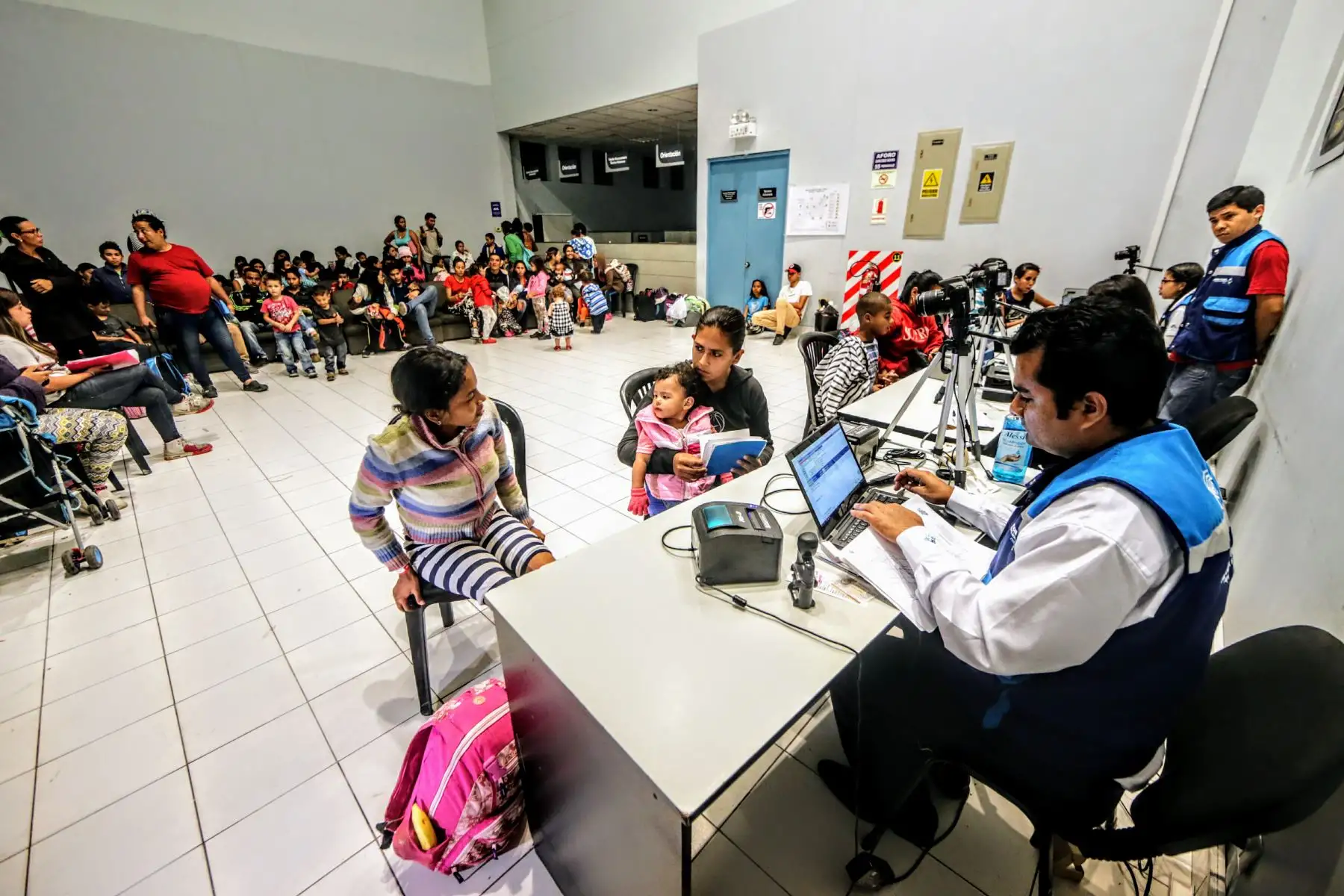 Llegada de los últimos buses que trasladan a venezolanos, minutos antes de el requerimiento de pasaporte obligatorio para su ingreso al Perú. Foto: ANDINA/Luis Iparraguirre