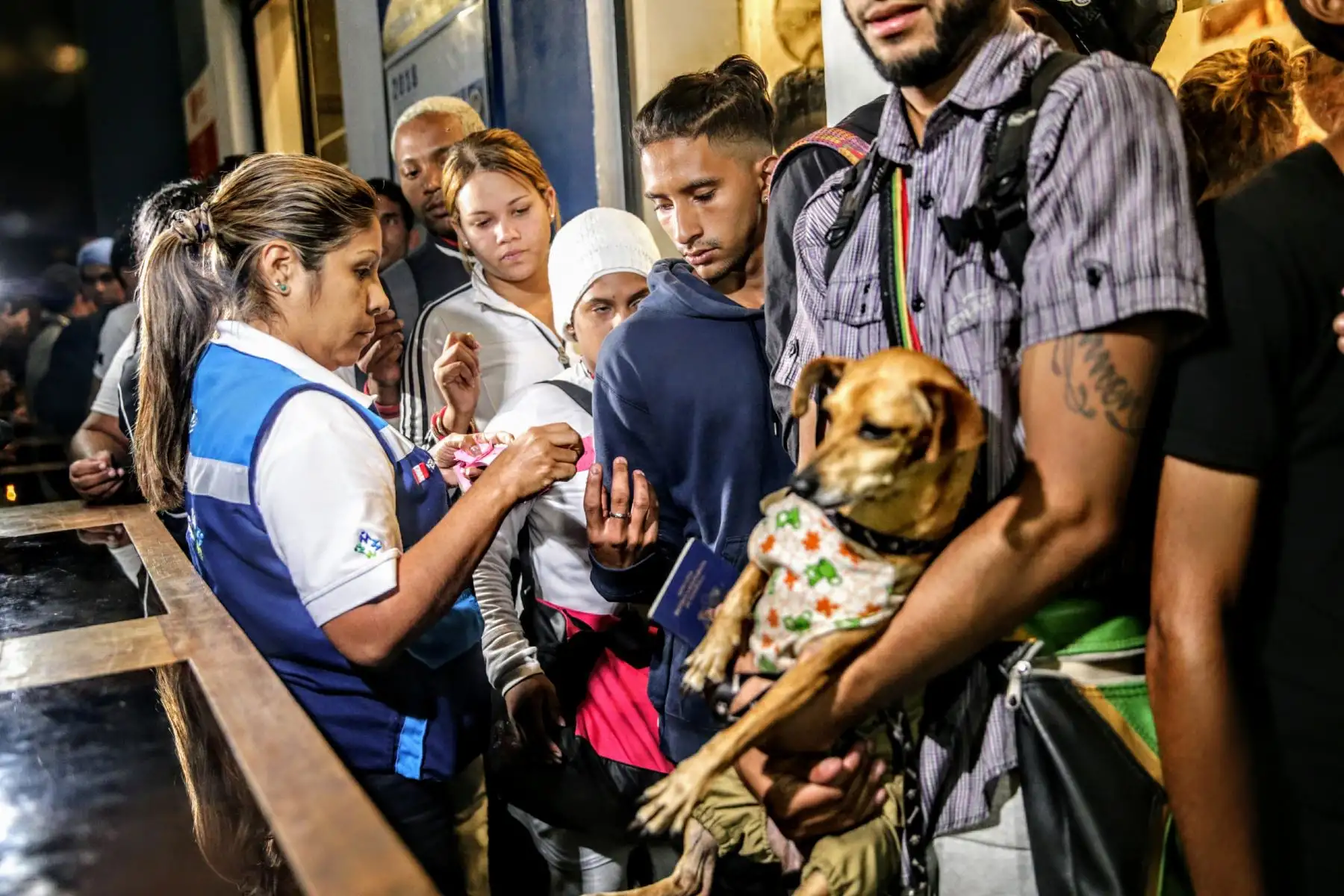 Llegada de los últimos buses que trasladan a venezolanos, minutos antes de el requerimiento de pasaporte obligatorio para su ingreso al Perú. Foto: ANDINA/Luis Iparraguirre