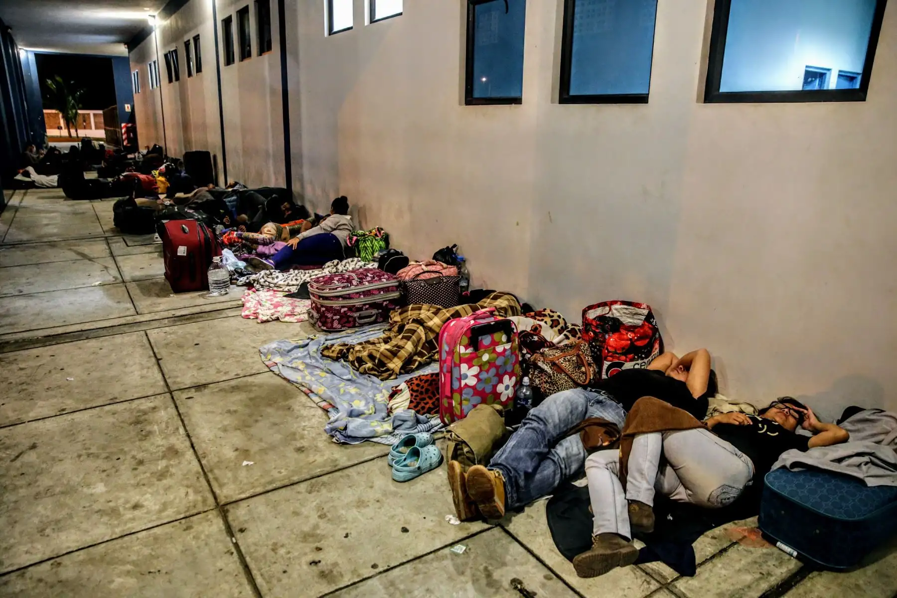Llegada de los últimos buses que trasladan a venezolanos, minutos antes de el requerimiento de pasaporte obligatorio para su ingreso al Perú. Foto: ANDINA/Luis Iparraguirre