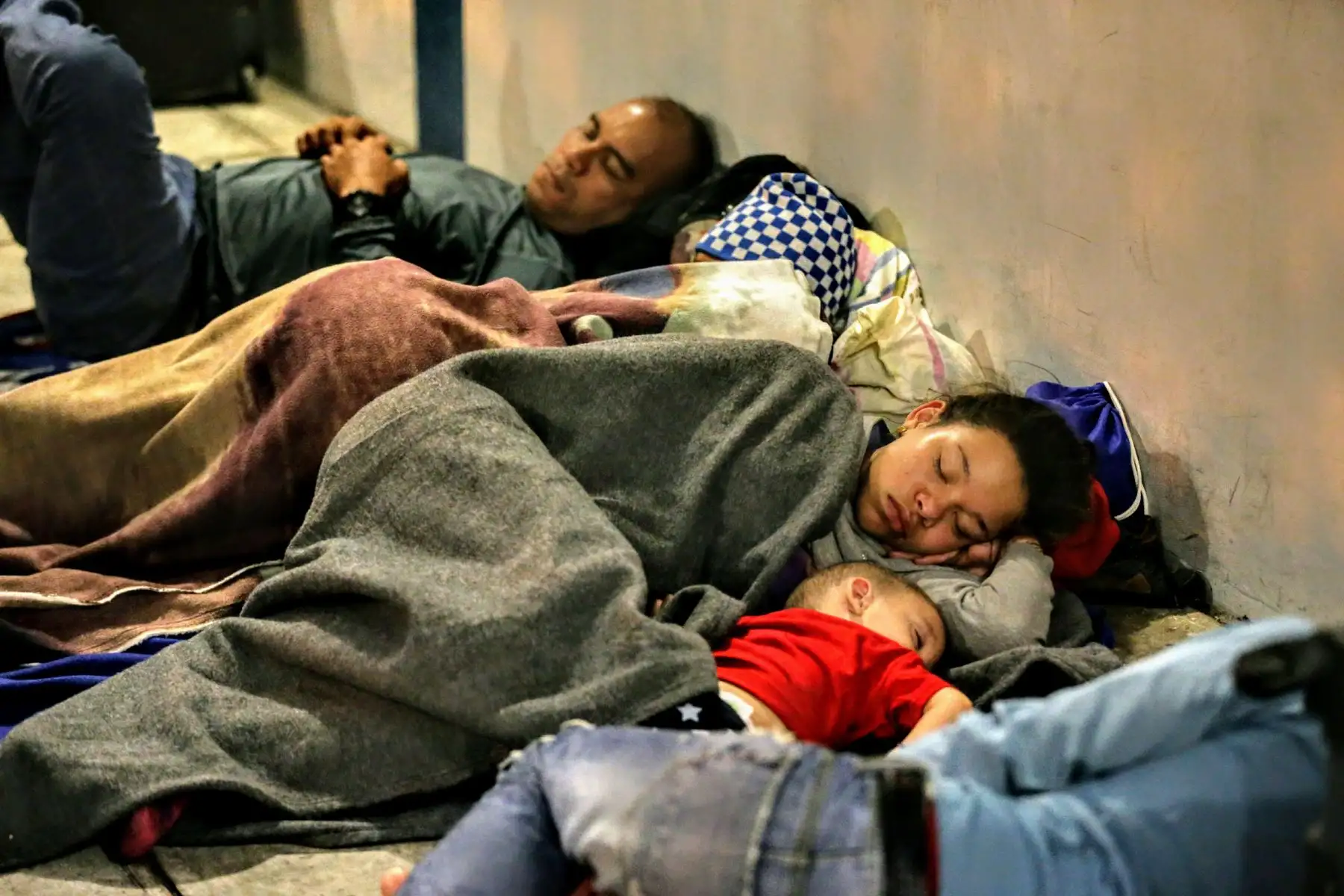 Llegada de los últimos buses que trasladan a venezolanos, minutos antes de el requerimiento de pasaporte obligatorio para su ingreso al Perú. Foto: ANDINA/Luis Iparraguirre
