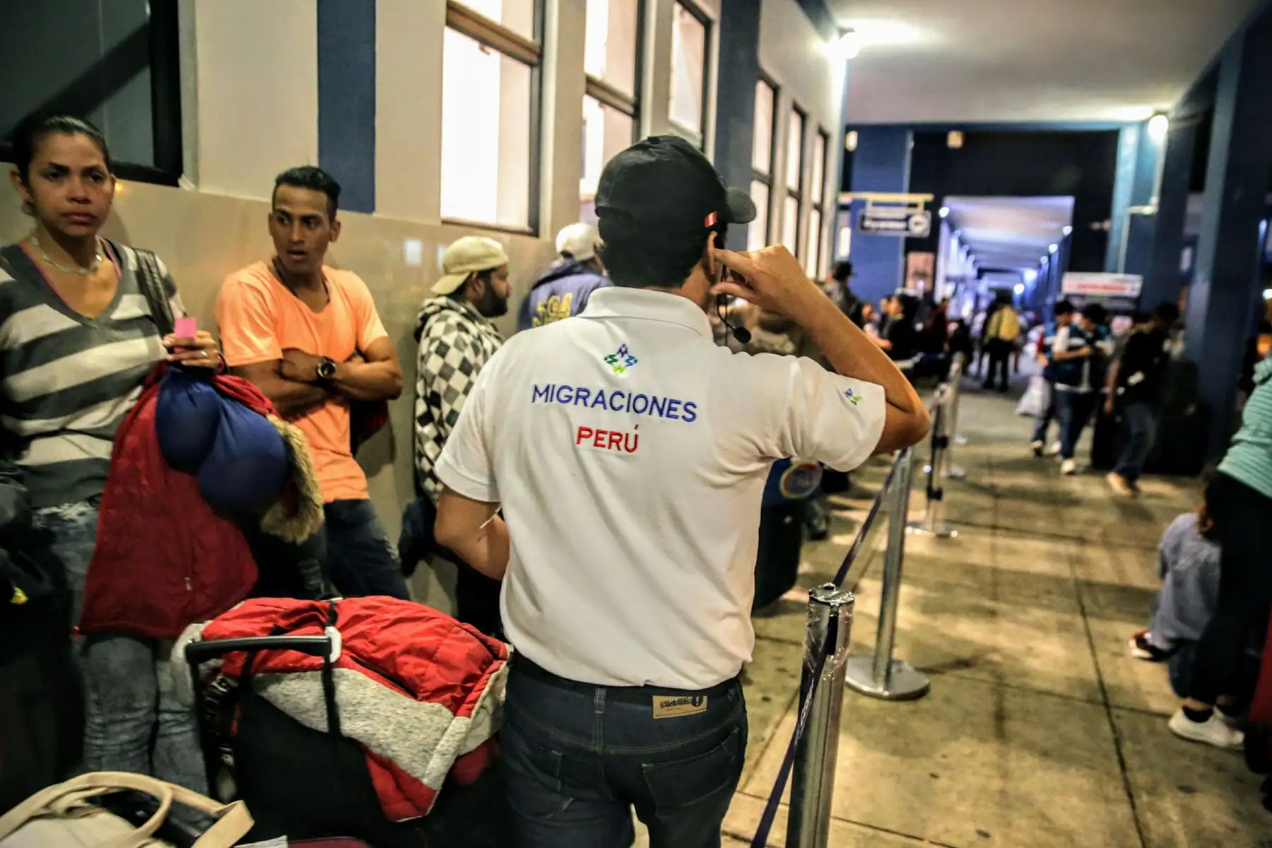 Llegada de los últimos buses que trasladan a venezolanos, minutos antes de el requerimiento de pasaporte obligatorio para su ingreso al Perú. Foto: ANDINA/Luis Iparraguirre