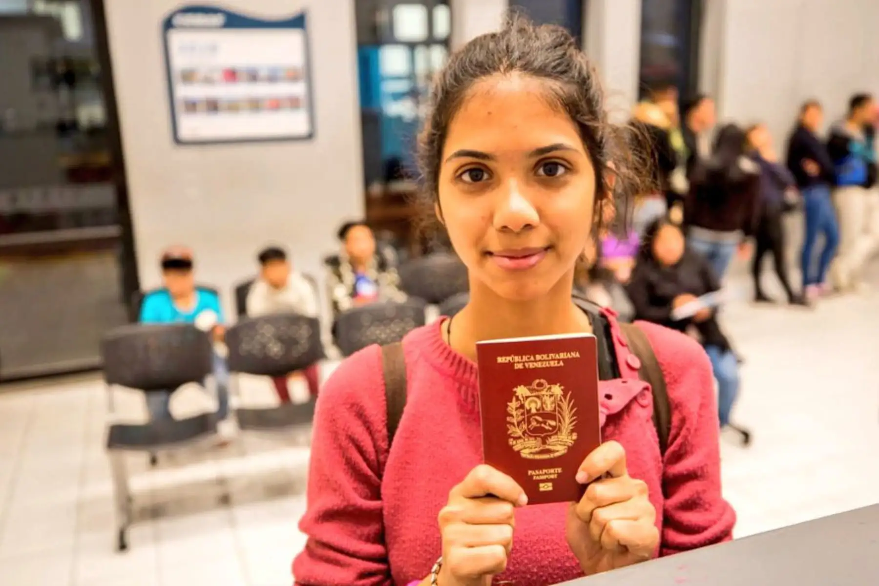 Ciudadanos venezolanos realizan su control migratorio con pasaporte en el Centro Binacional de Atención Fronteriza (Cebaf) en Tumbes con la entrada en vigencia de este requisito fijado por las autoridades peruanas, desde las 00:00 horas de hoy. Foto: Migraciones.
