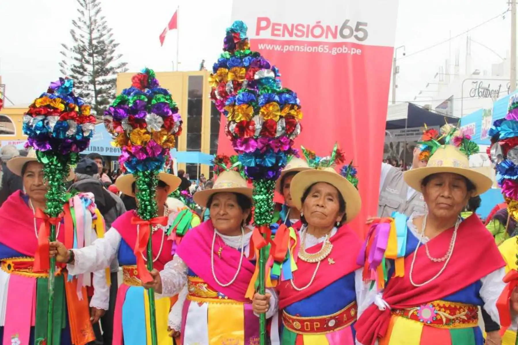 Con campañas de salud y jornadas de difusión de sus derechos, así como encuentros de saberes productivos, concurso de cometas y paseos turísticos, los usuarios y usuarias del Programa Nacional de Asistencia Solidaria Pensión 65 celebran el Día del Adulto Mayor en diversas regiones de todo el país.