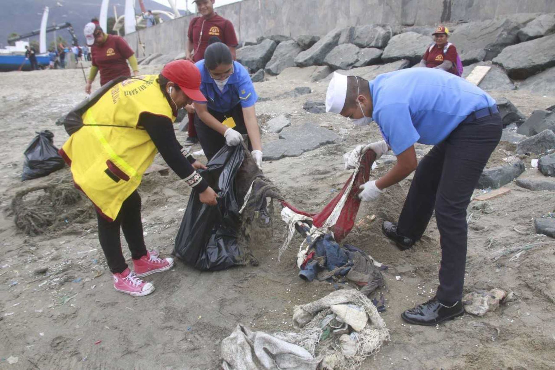 Personal del área de limpieza pública de la Municipalidad Provincial del Santa retiró más de cinco toneladas de desperdicios y desechos orgánicos de la playa La Caleta, en la ciudad de Chimbote, región Áncash.