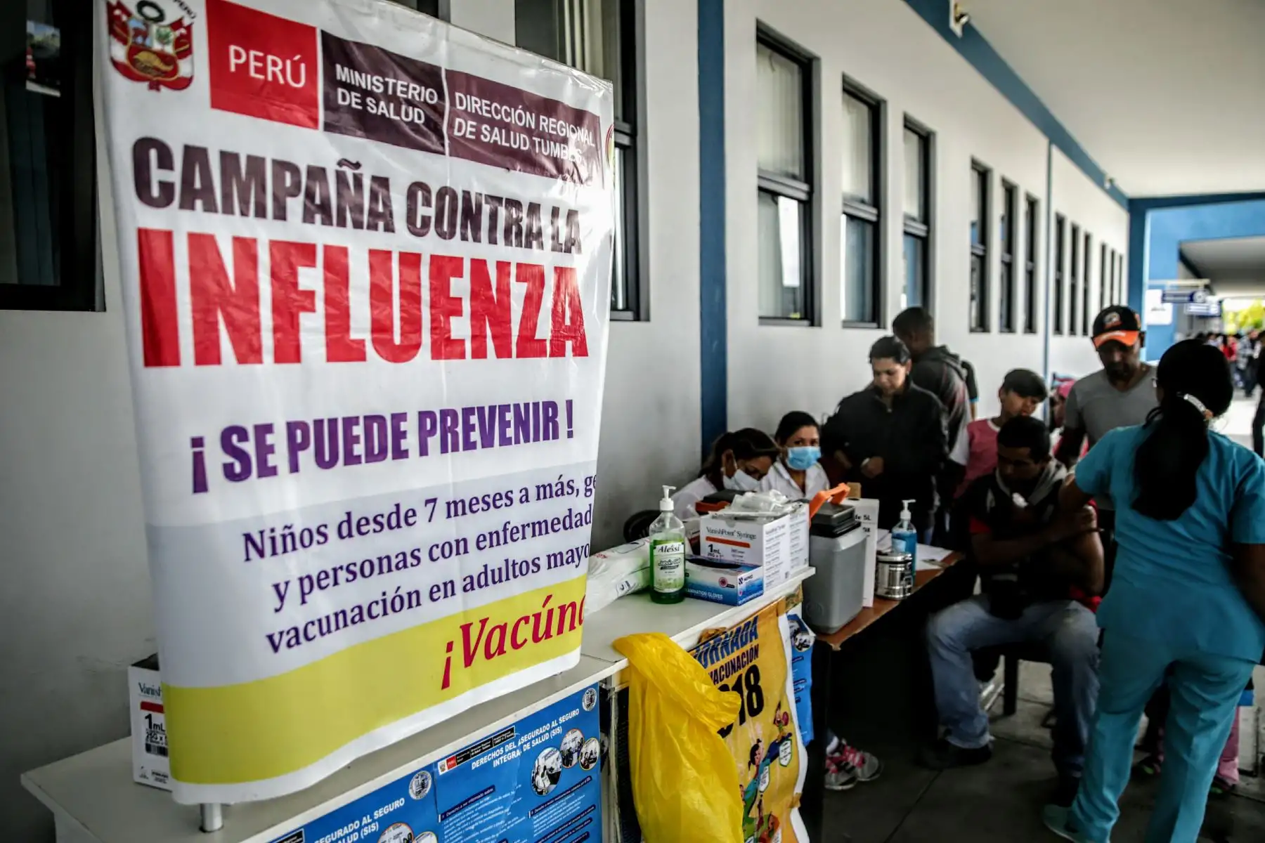 El Ministerio de Salud (Minsa) viene inmunizando de forma gratuita contra la influenza o gripe estacional a los ciudadanos venezolanos luego de tramitar su ingreso al territorio peruano, en el Centro Binacional de Atención Fronteriza (CEBAF) de Tumbes, ubicado en la frontera con Ecuador. ANDINA/Luis Iparraguirre