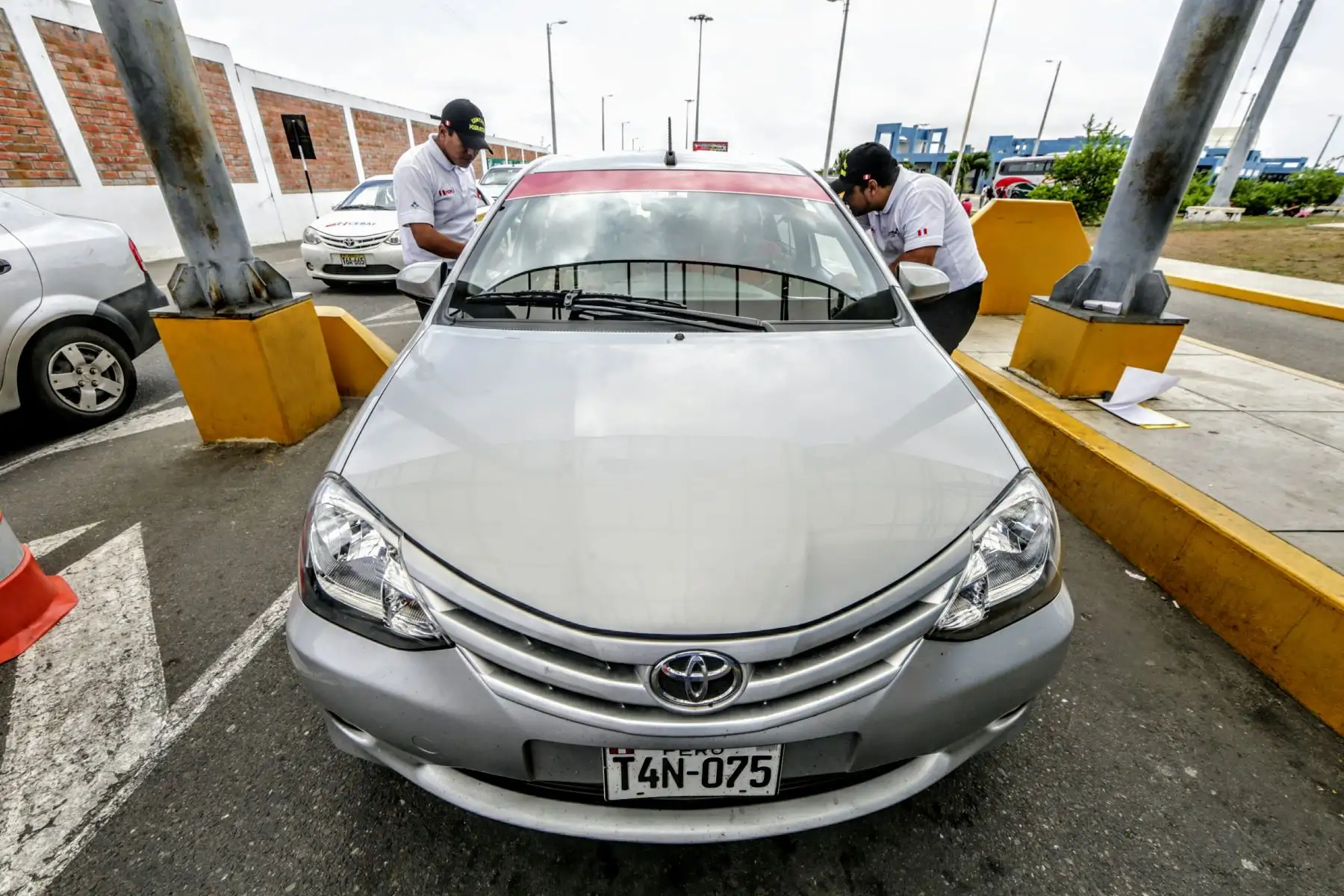 Efectivos de Migraciones supervisan que venezolanos cuenten con su respectivo pasaporte, antesde su ingreso a territorio peruano. Foto: ANDINA/Luis Iparraguirre