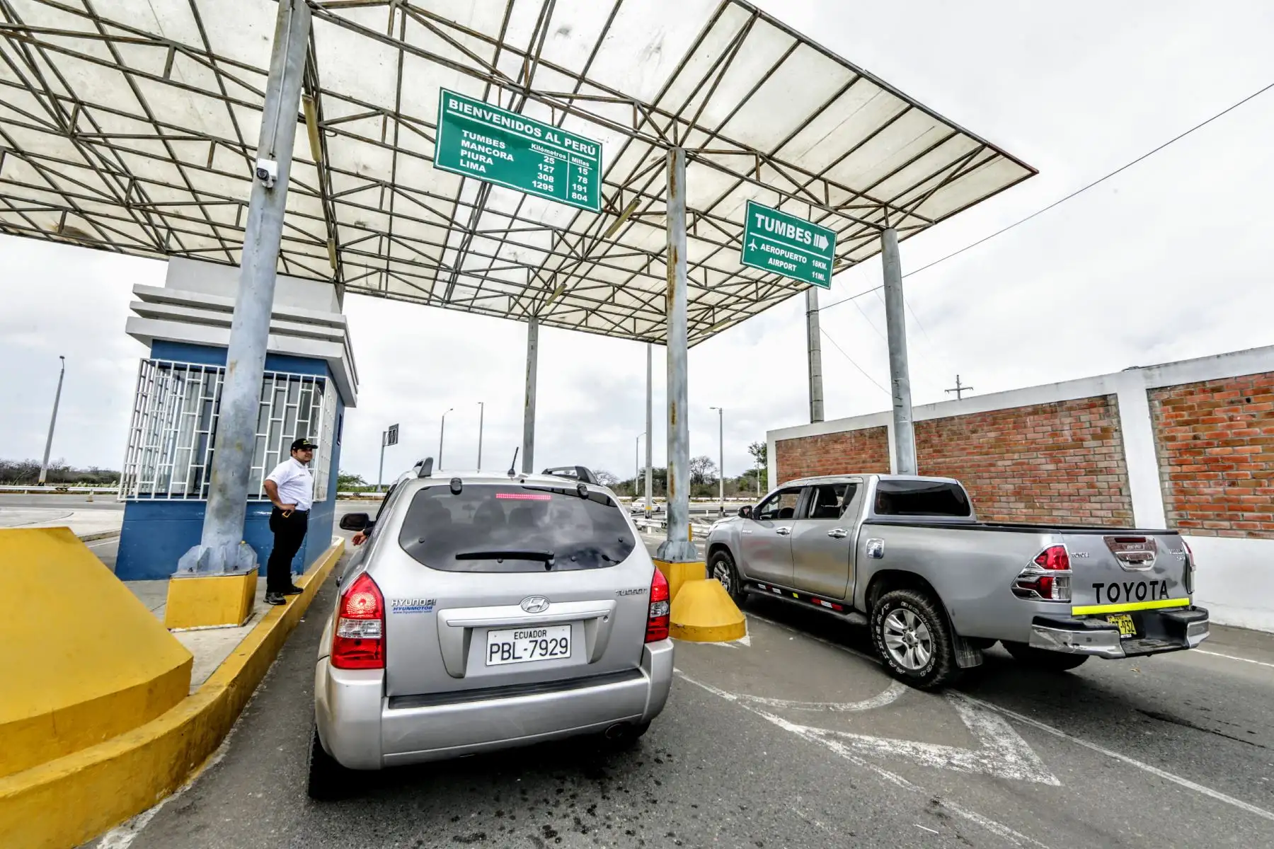 Efectivos de Migraciones supervisan que venezolanos cuenten con su respectivo pasaporte, antesde su ingreso a territorio peruano. Foto: ANDINA/Luis Iparraguirre