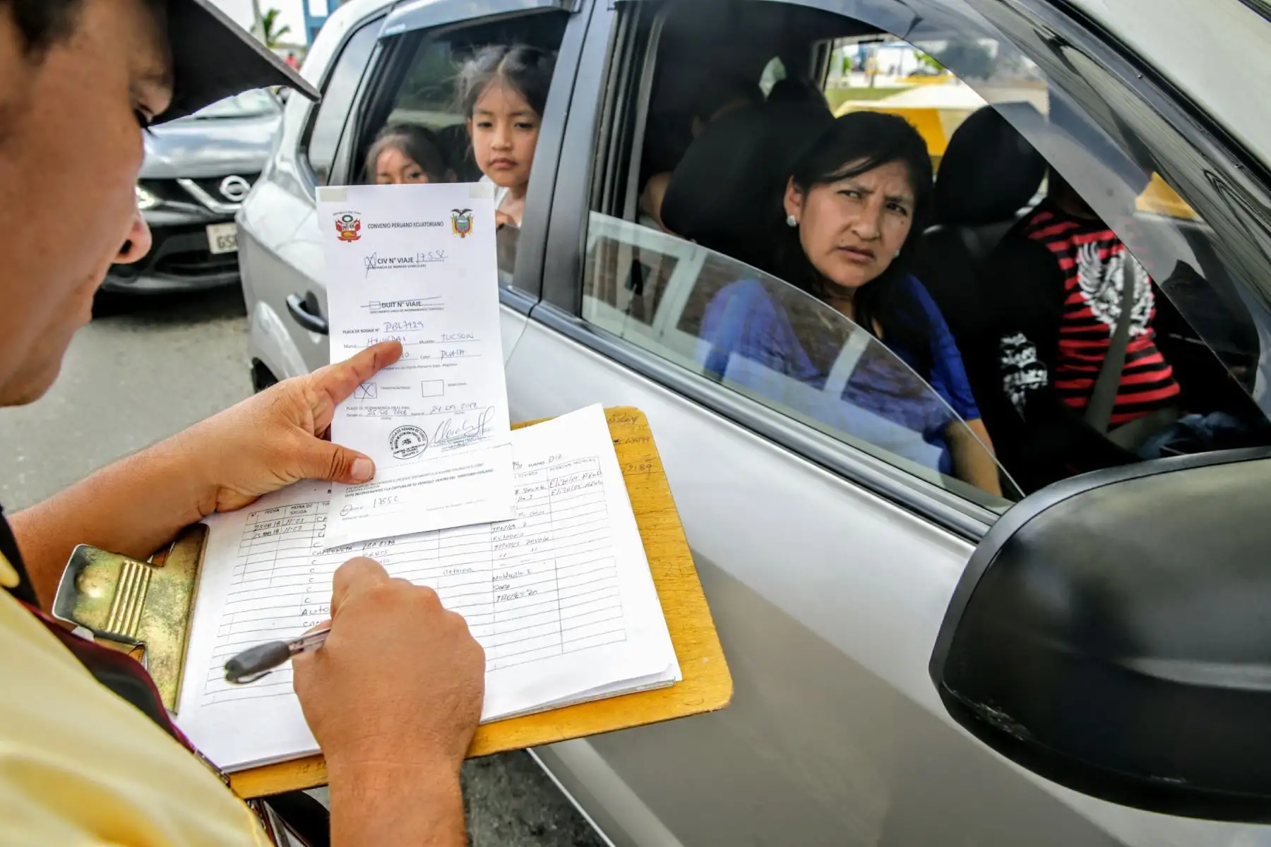 Efectivos de Migraciones supervisan que venezolanos cuenten con su respectivo pasaporte, antes de su ingreso a territorio peruano. Foto: ANDINA/Luis Iparraguirre
