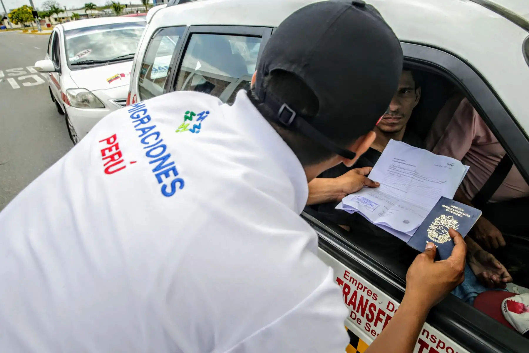 Efectivos de Migraciones supervisan que venezolanos cuenten con su respectivo pasaporte, antes de su ingreso a territorio peruano. Foto: ANDINA/Luis Iparraguirre