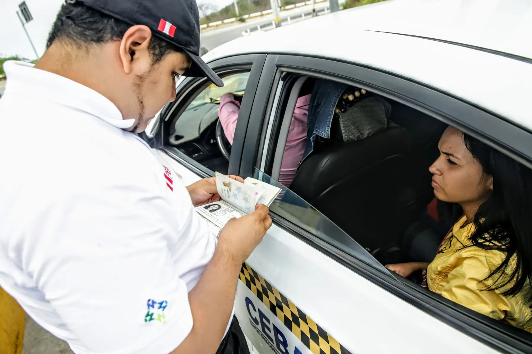 Efectivos de Migraciones supervisan que venezolanos cuenten con su respectivo pasaporte, antes de su ingreso a territorio peruano. Foto: ANDINA/Luis Iparraguirre