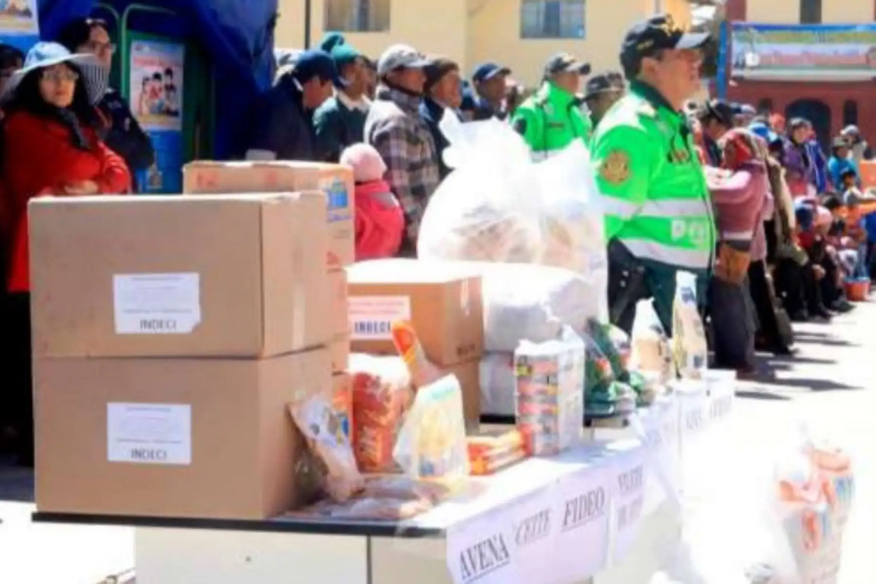 El Centro de Operaciones de Emergencia Regional (COER) de Junín informó que el Gobierno Regional ha entregado, hasta la fecha, un total de 13,757 frazadas y más de 17,000 paquetes de alimentos en diversos distritos de ocho provincias de ese departamento, afectados por las bajas temperaturas y nevadas.