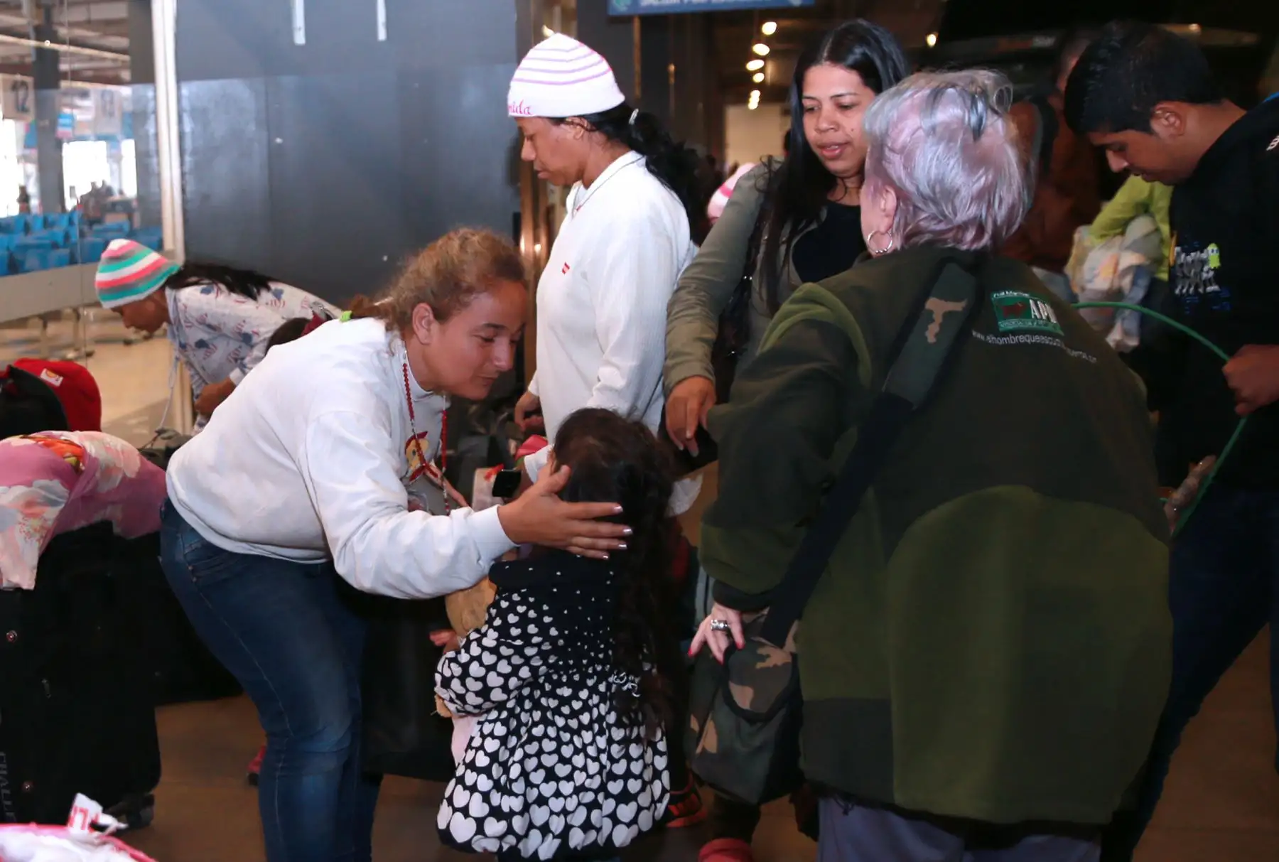 Reencuentro de Venezolanos que llegan , solo con su cédula de identidad al  Terminal Terrestre de Plaza Norte. Foto: ANDINA/Norman Córdova