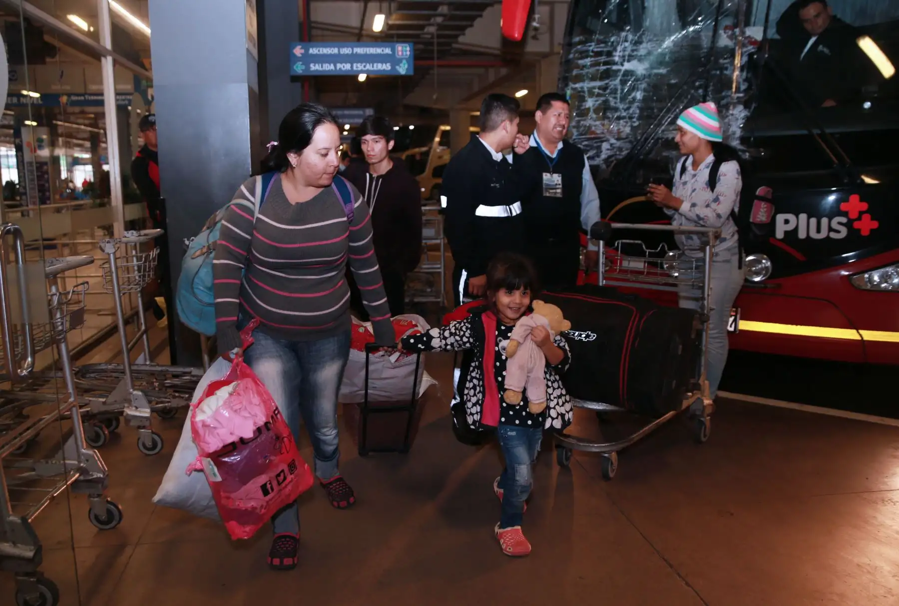 Últimos  Venezolanos llegan solo con su cédula de identidad al  Terminal Terrestre de Plaza Norte .Foto: ANDINA/Norman Córdova