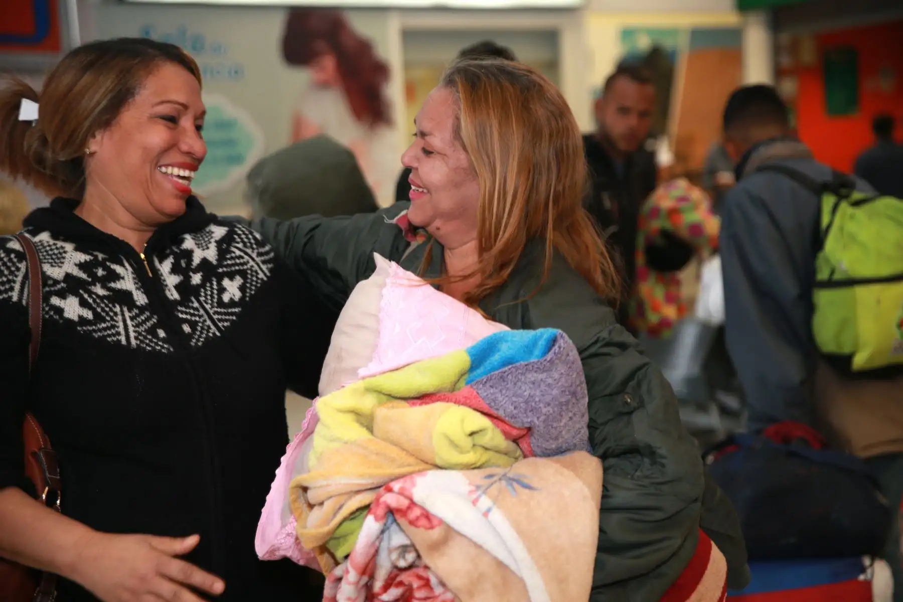 Reencuentro de Venezolanos que llegan , solo con su cédula de identidad al  Terminal Terrestre de Plaza Norte. Foto: ANDINA/Norman Córdova