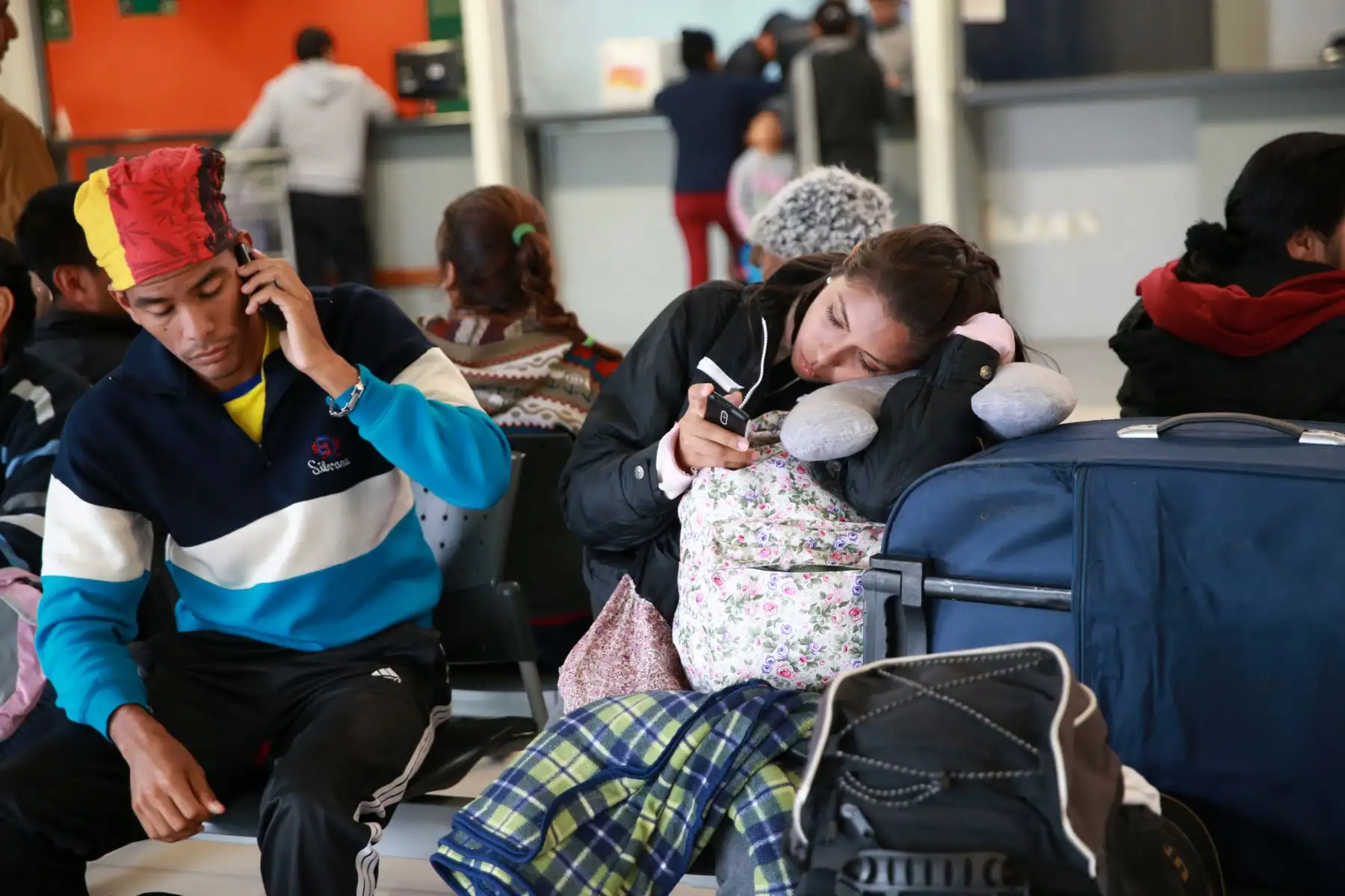 Últimos  Venezolanos llegan solo con su cédula de identidad al  Terminal Terrestre de Plaza Norte .Foto: ANDINA/Norman Córdova