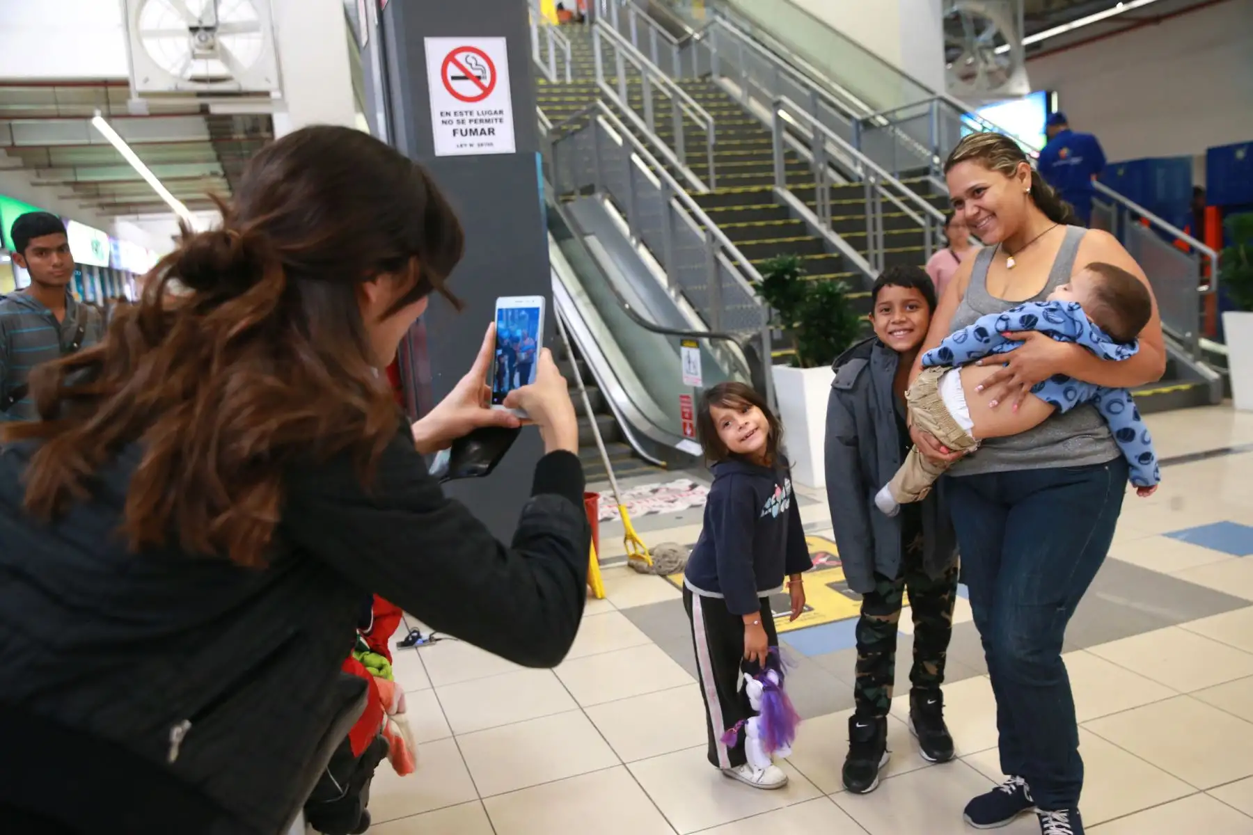 Reencuentro de Venezolanos que llegan , solo con su cédula de identidad al  Terminal Terrestre de Plaza Norte. Foto: ANDINA/Norman Córdova
