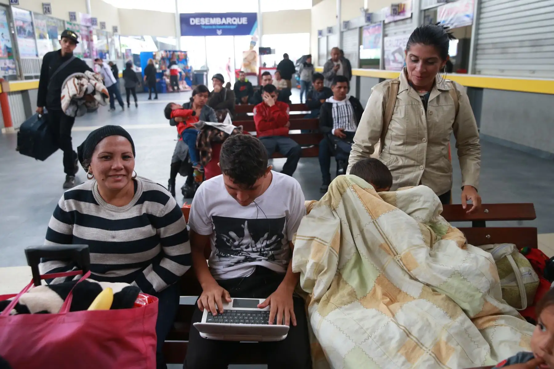Últimos  Venezolanos llegan solo con su cédula de identidad al  Terminal Terrestre de Plaza Norte .Foto: ANDINA/Norman Córdova